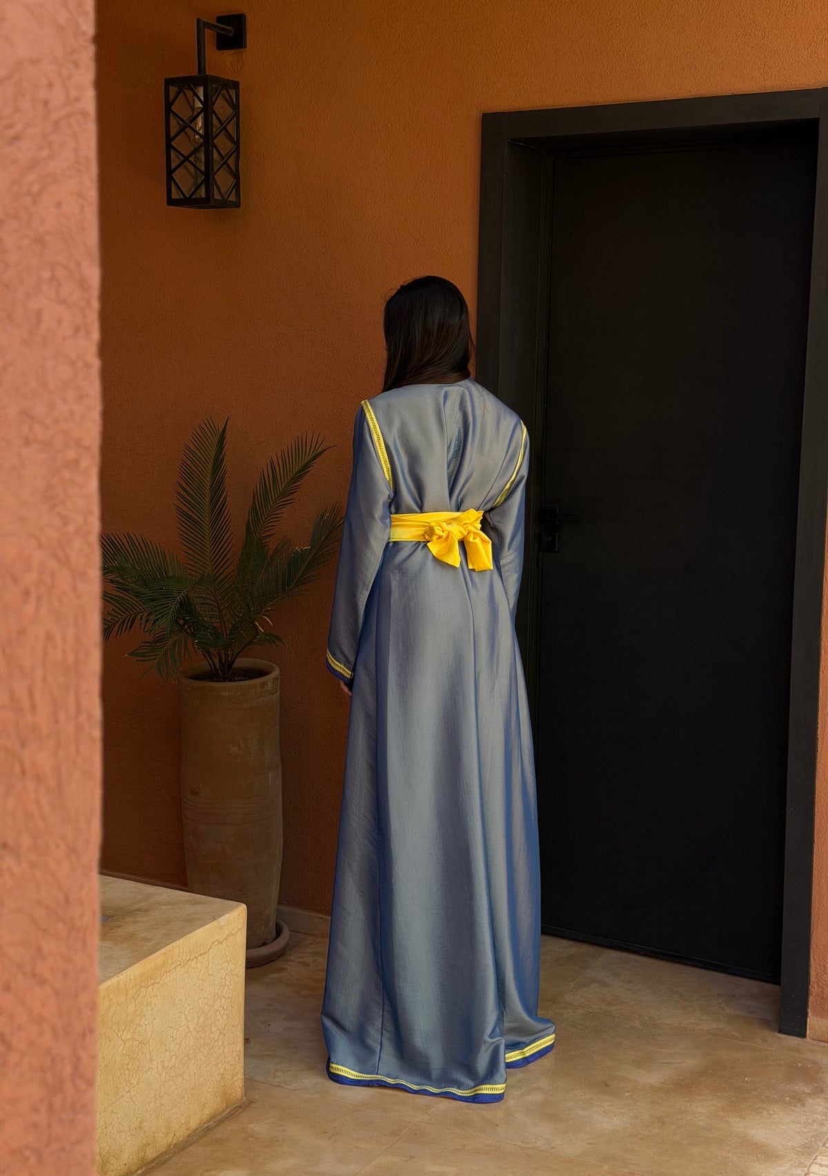 Caftan Bleu Ardoise à Ceinture Jaune — Vue de dos avec ceinture nouée.