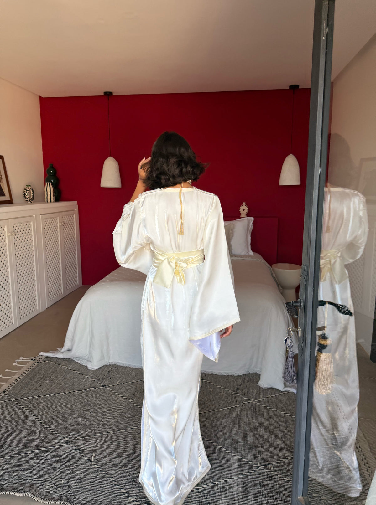 Caftan de Mariée Ivoire à Manches Papillon — Vue de dos du caftan de mariée ivoire dans un décor intérieur.