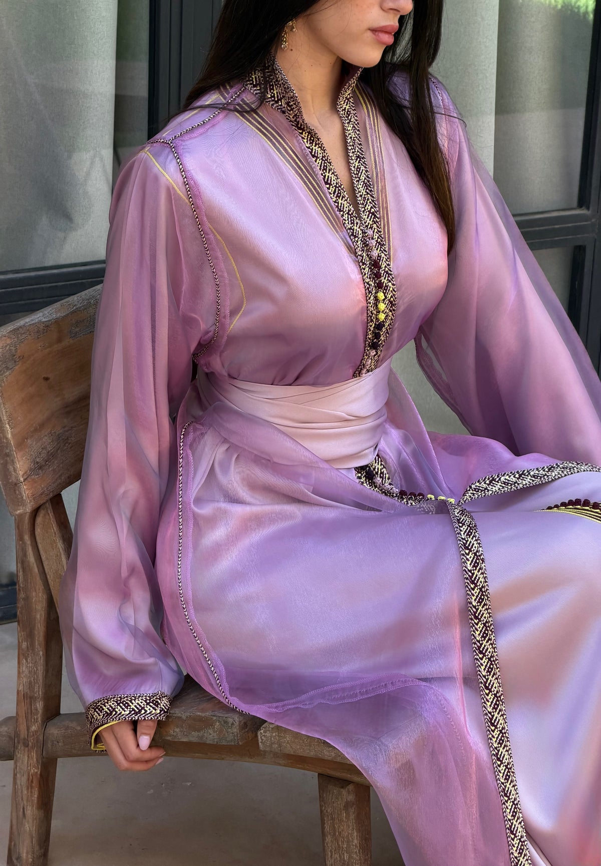 Caftan en Organza Lilas à Col Officier — Vue assise montrant les reflets lilas et rosés.