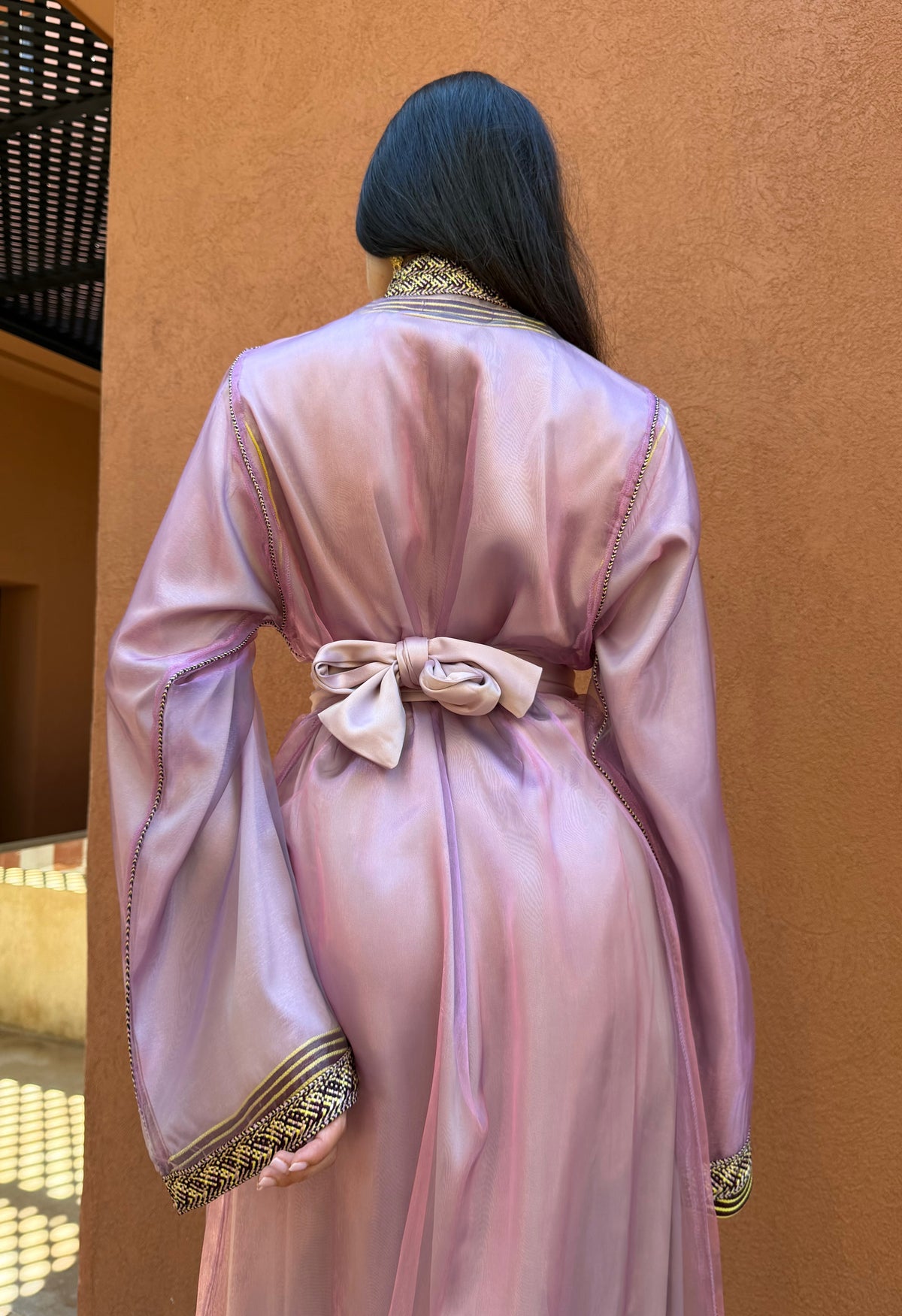 Caftan en Organza Lilas à Col Officier — Vue de dos avec ceinture nouée.
