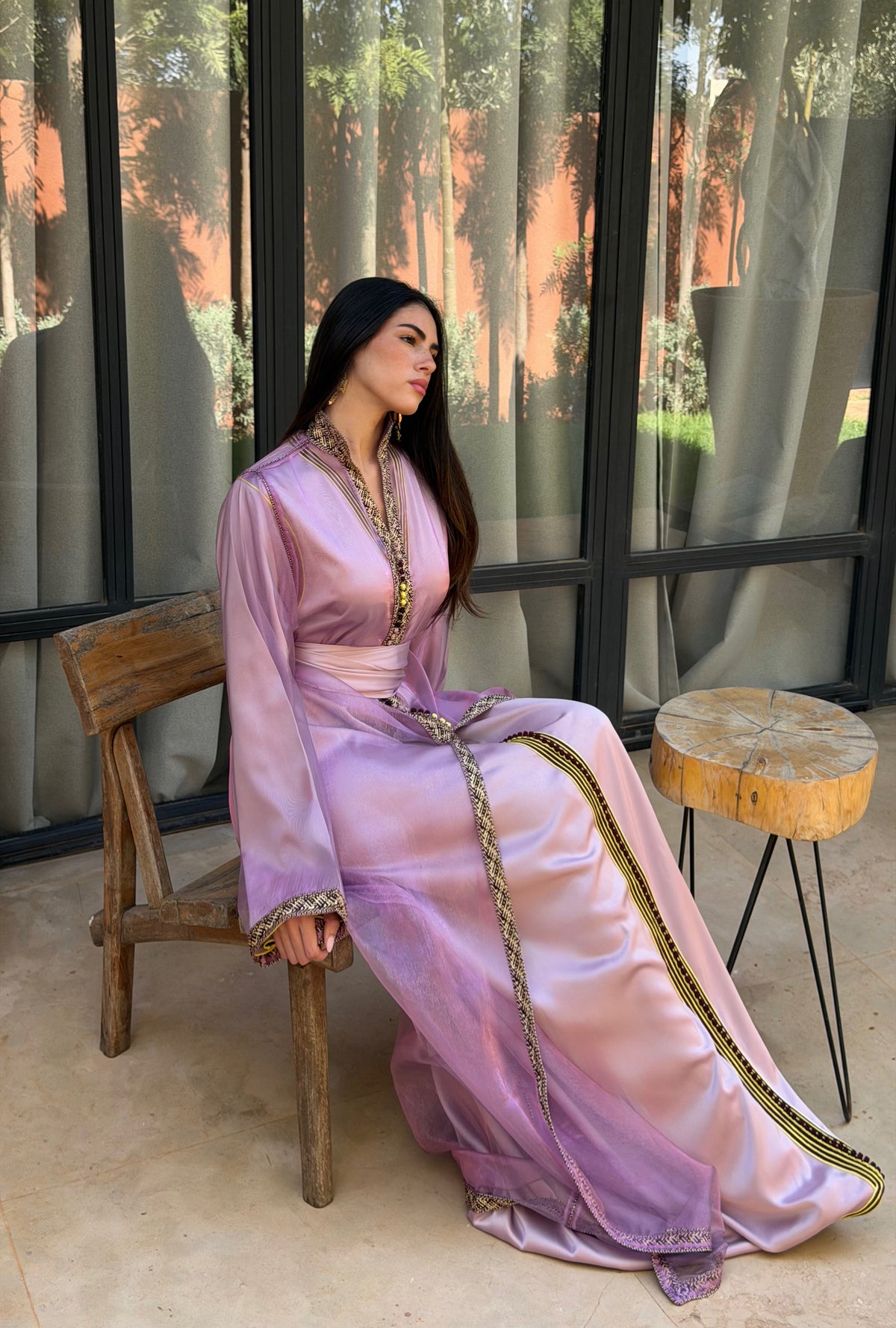 Caftan en Organza Lilas à Col Officier — Silhouette assise montrant le tombé de l’organza.