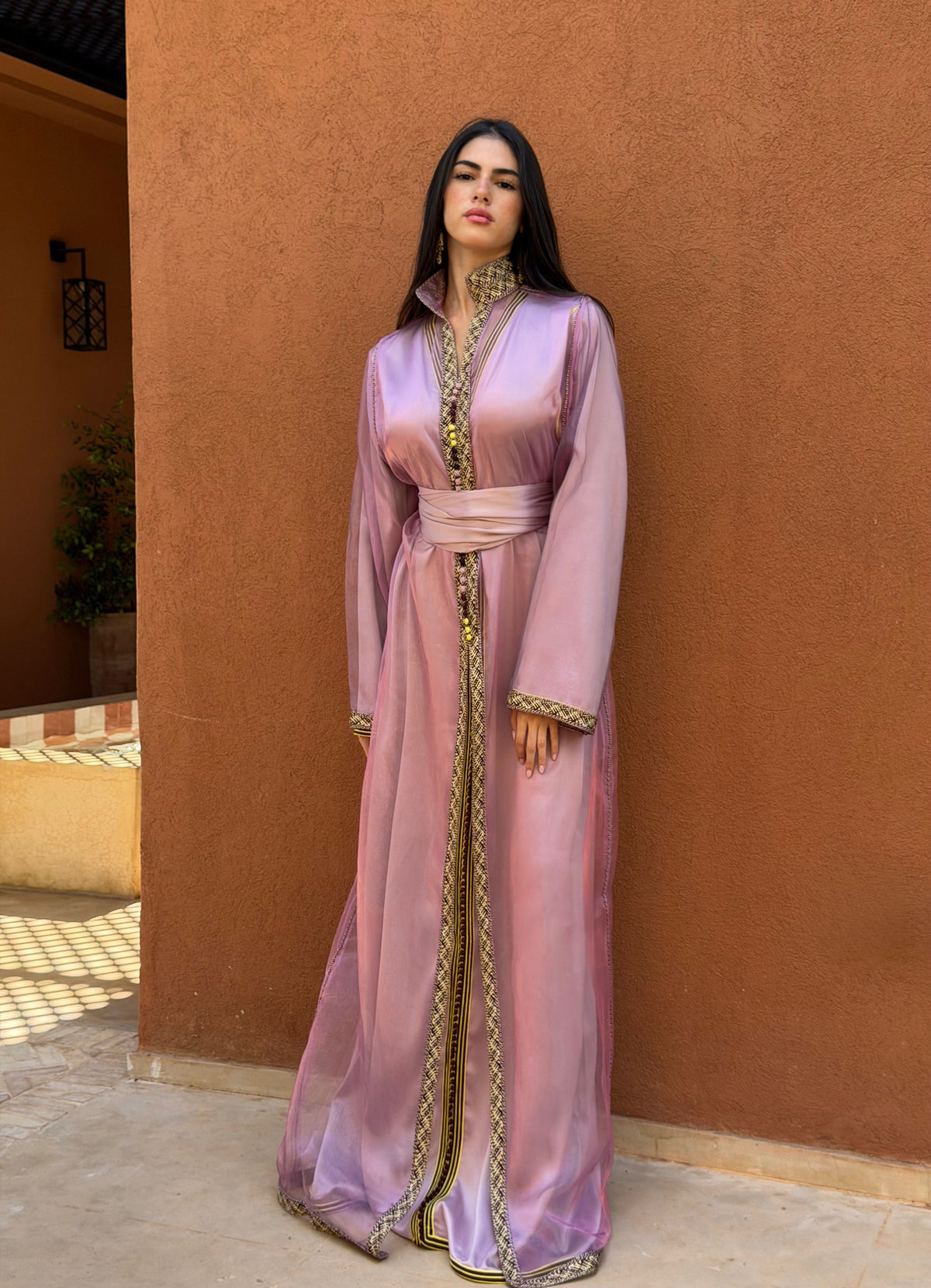 Caftan en Organza Lilas à Col Officier — Vue de face en pied avec ceinture rose.