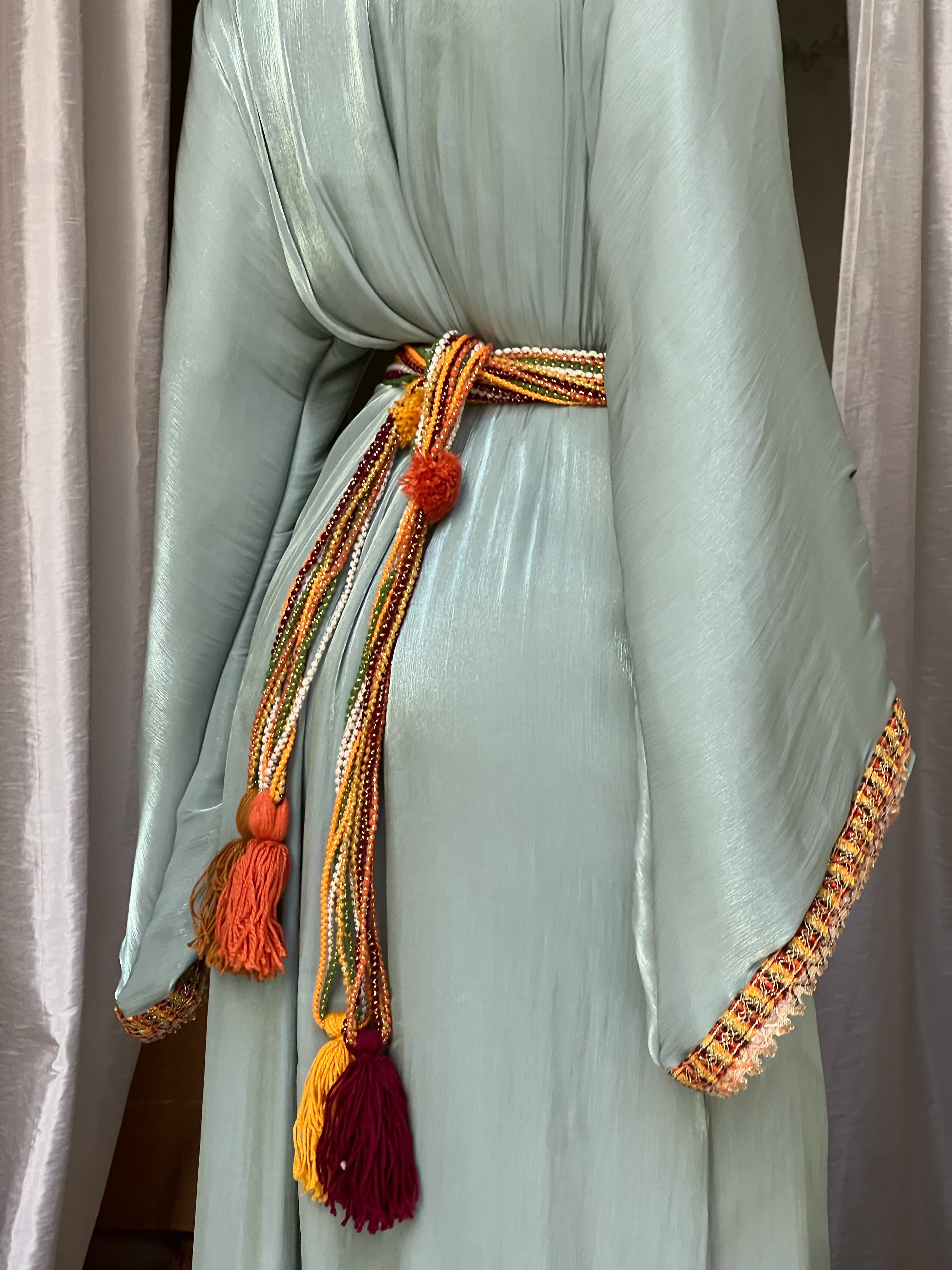 Détail du caftan kabyle en organza vert clair, ceinture en laine tressée et broderie artisanale traditionnelle
