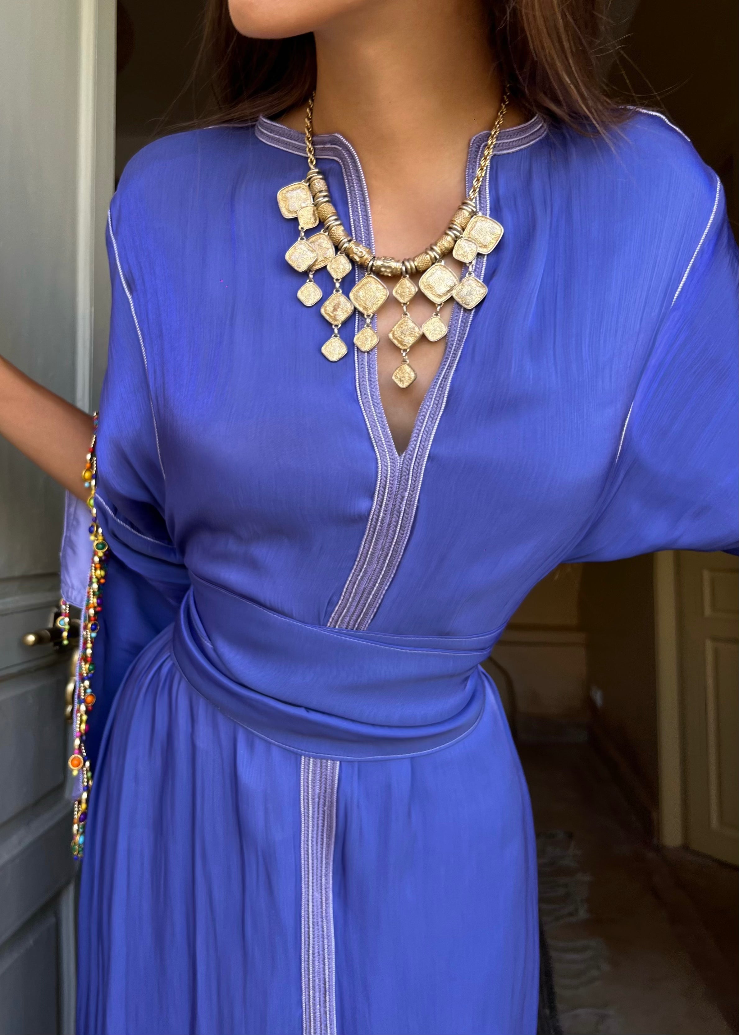 Détail du caftan kabyle en organza violet, broderies fines et finitions artisanales berbères