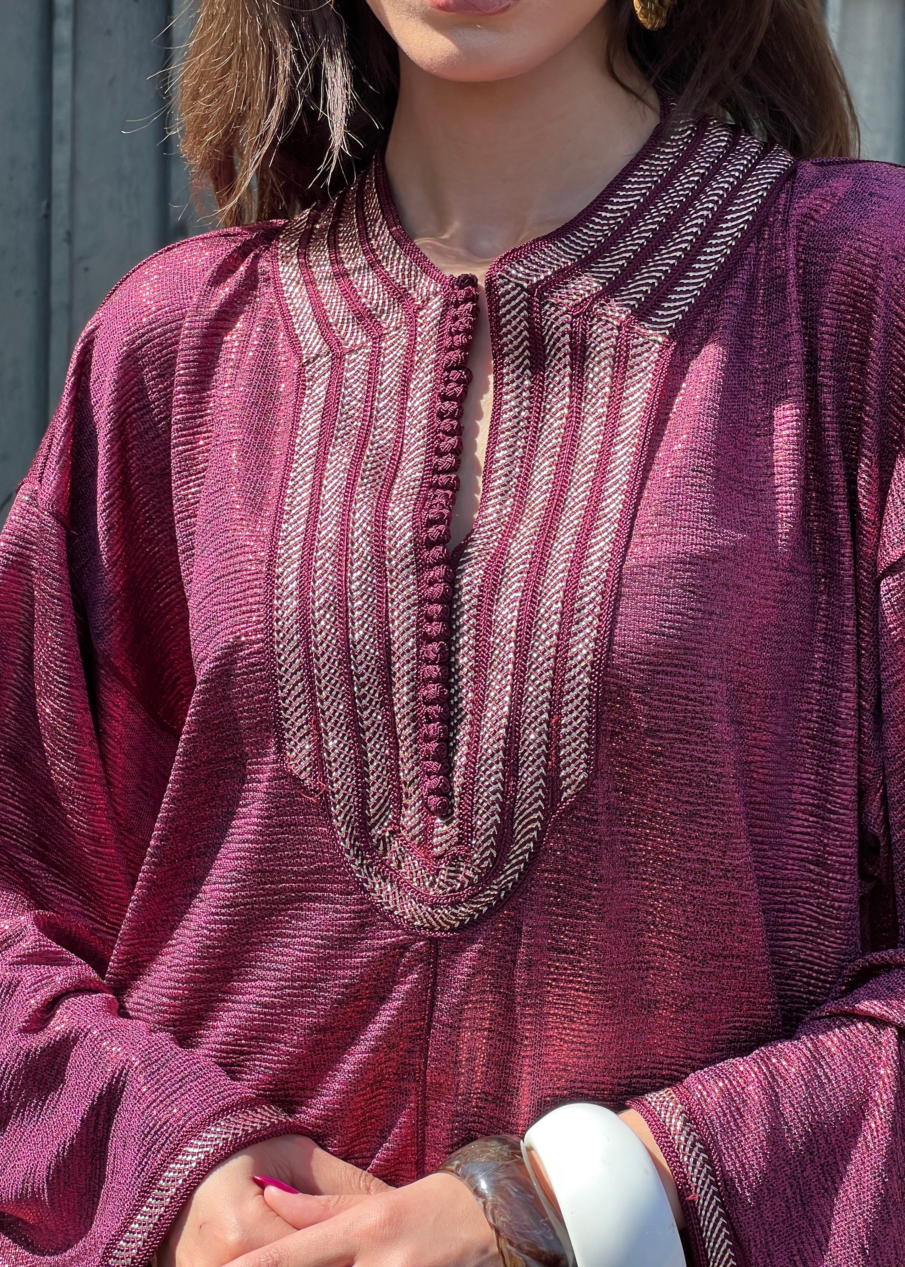 Détail des sfifas sur l’ensemble en jacquard bordeaux, couture marocaine fine et texture riche du tissu