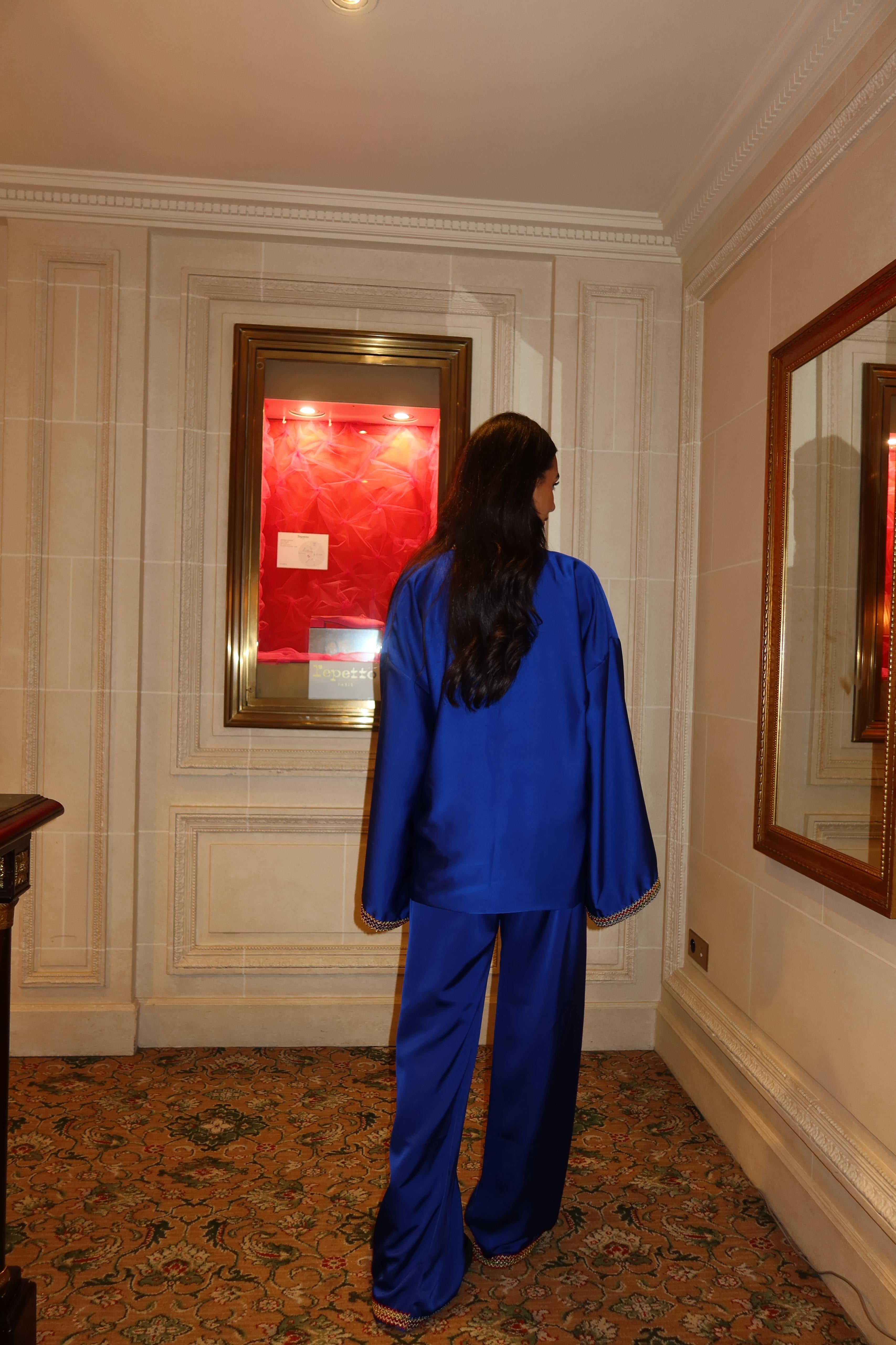 dos de l’ensemble bleu roi en drap de soie avec col officier et pantalon, détails broderie kabyle et coupe fluide