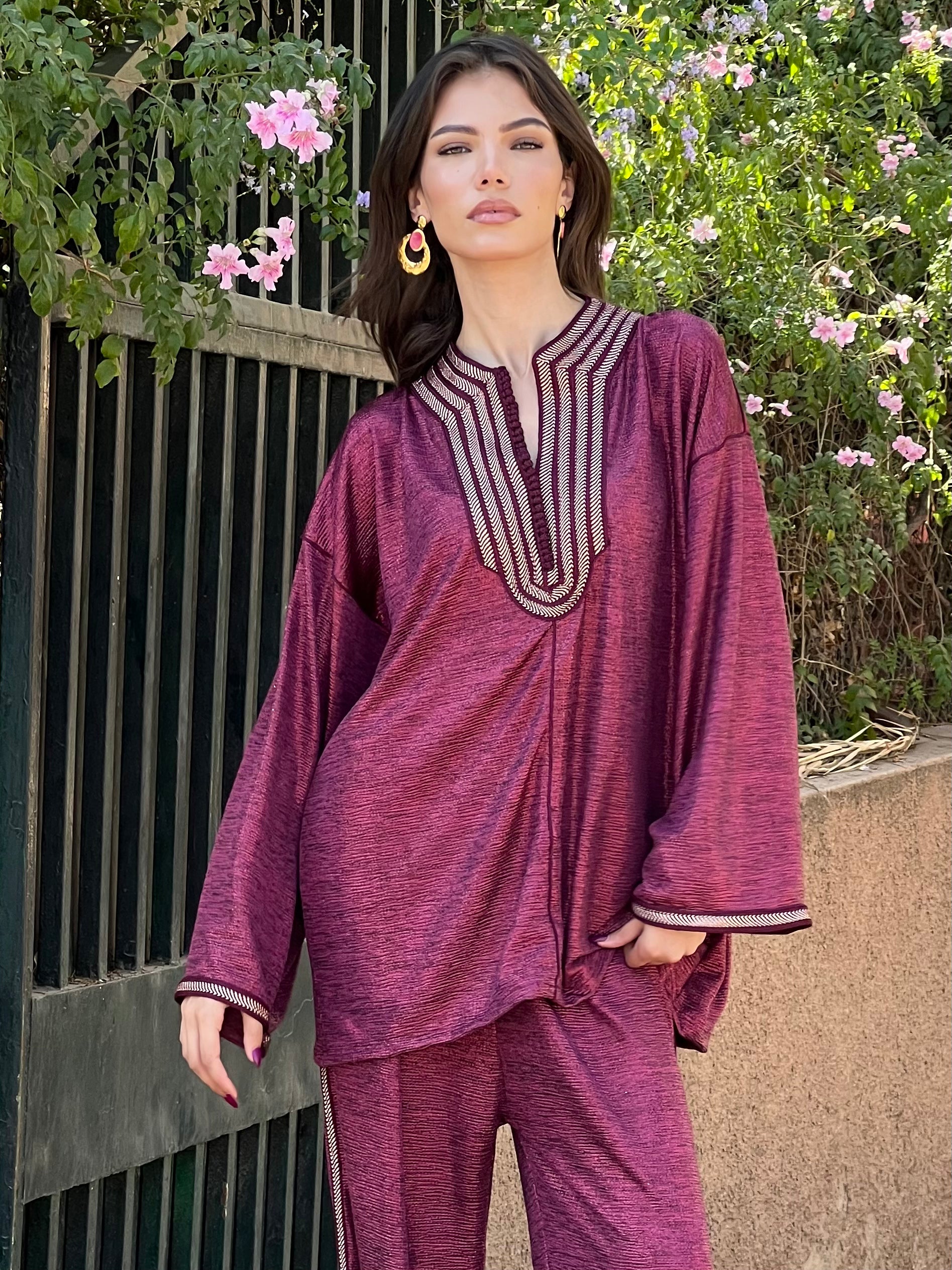 Ensemble chemise et pantalon en jacquard bordeaux avec sfifas, coupe élégante et finitions artisanales, vue de face sur mannequin