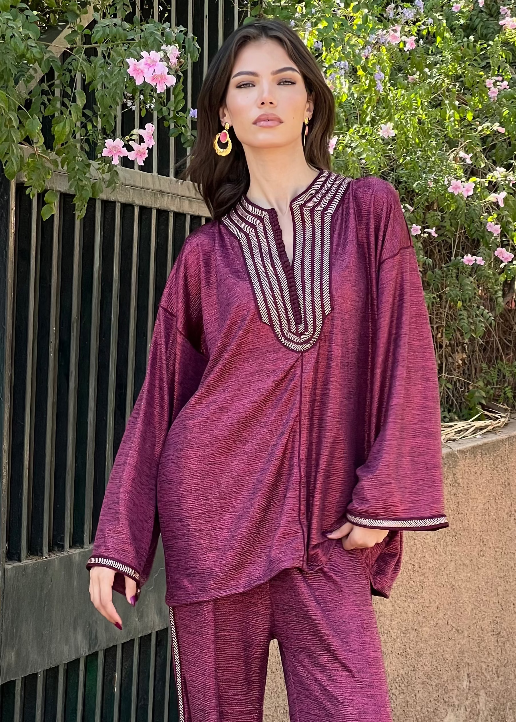 Ensemble chemise et pantalon en jacquard bordeaux avec sfifas, coupe élégante et finitions artisanales, vue de face sur mannequin