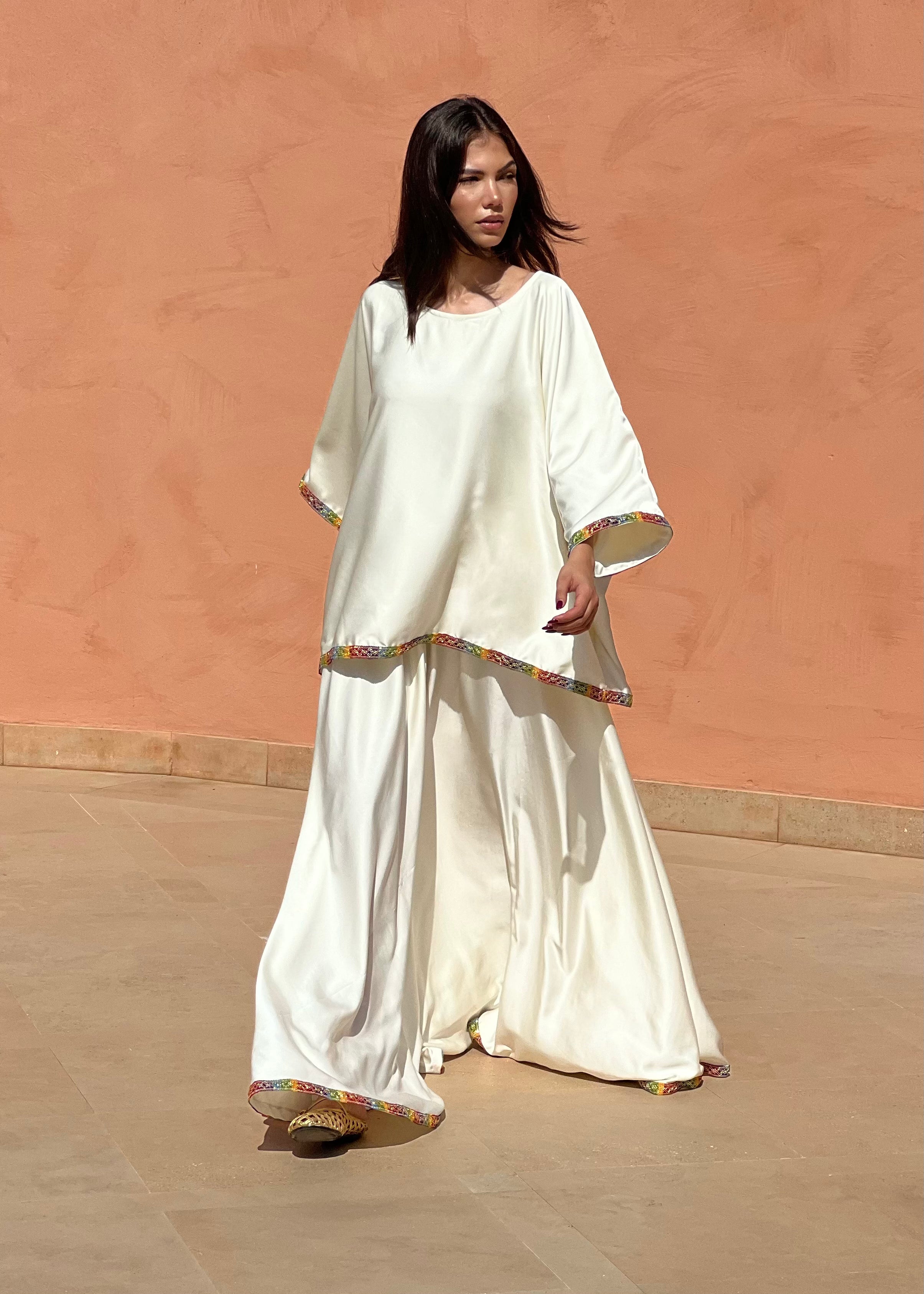 Ensemble kabyle jupe et t-shirt oversize en drap de soie blanc en mouvement, tissu fluide et style contemporain