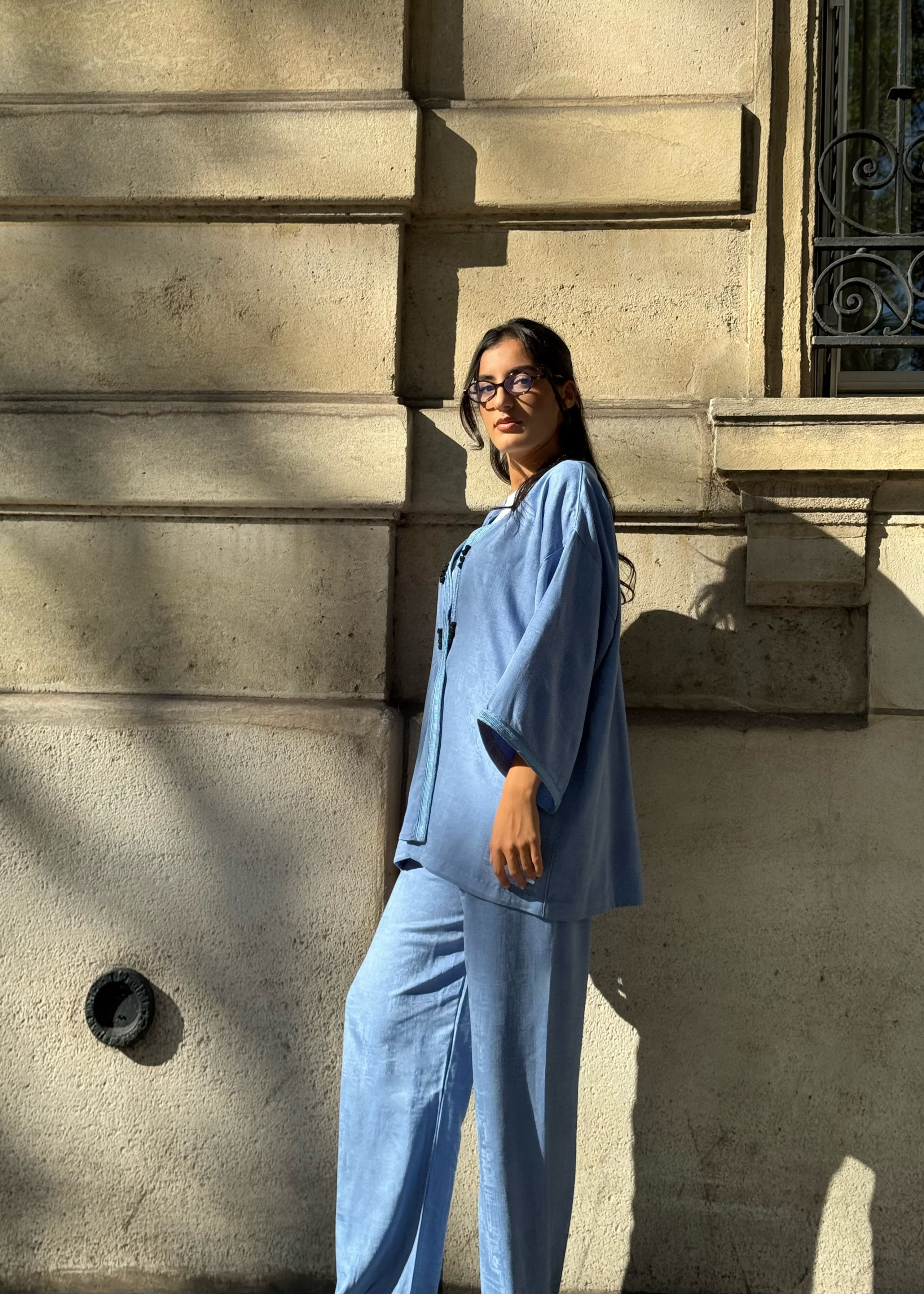 Vue 3/4 de l’ensemble kimono et pantalon bleu ciel en soie Mlifa jacquard, sfifa artisanale et boutons contrastants