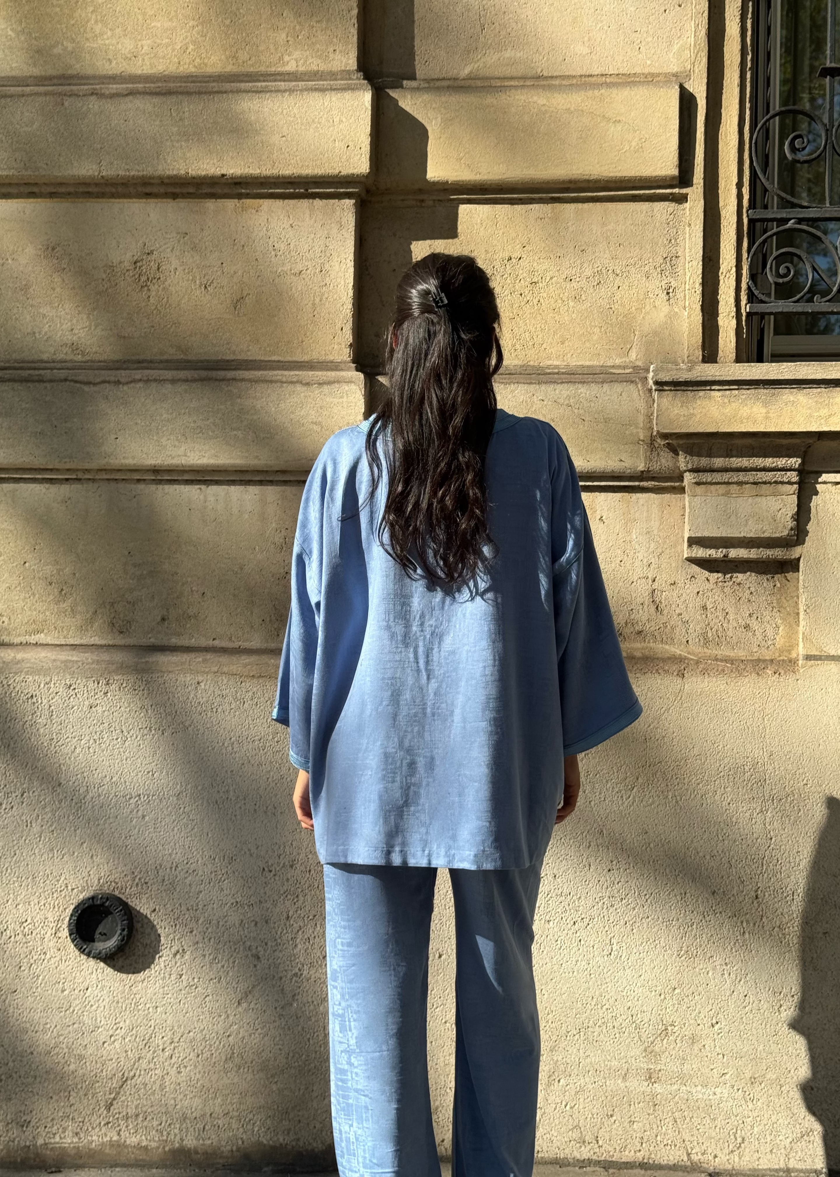 Dos de l’ensemble kimono en soie Mlifa bleu ciel, avec sfifa artisanale et finitions boutons bleu marine