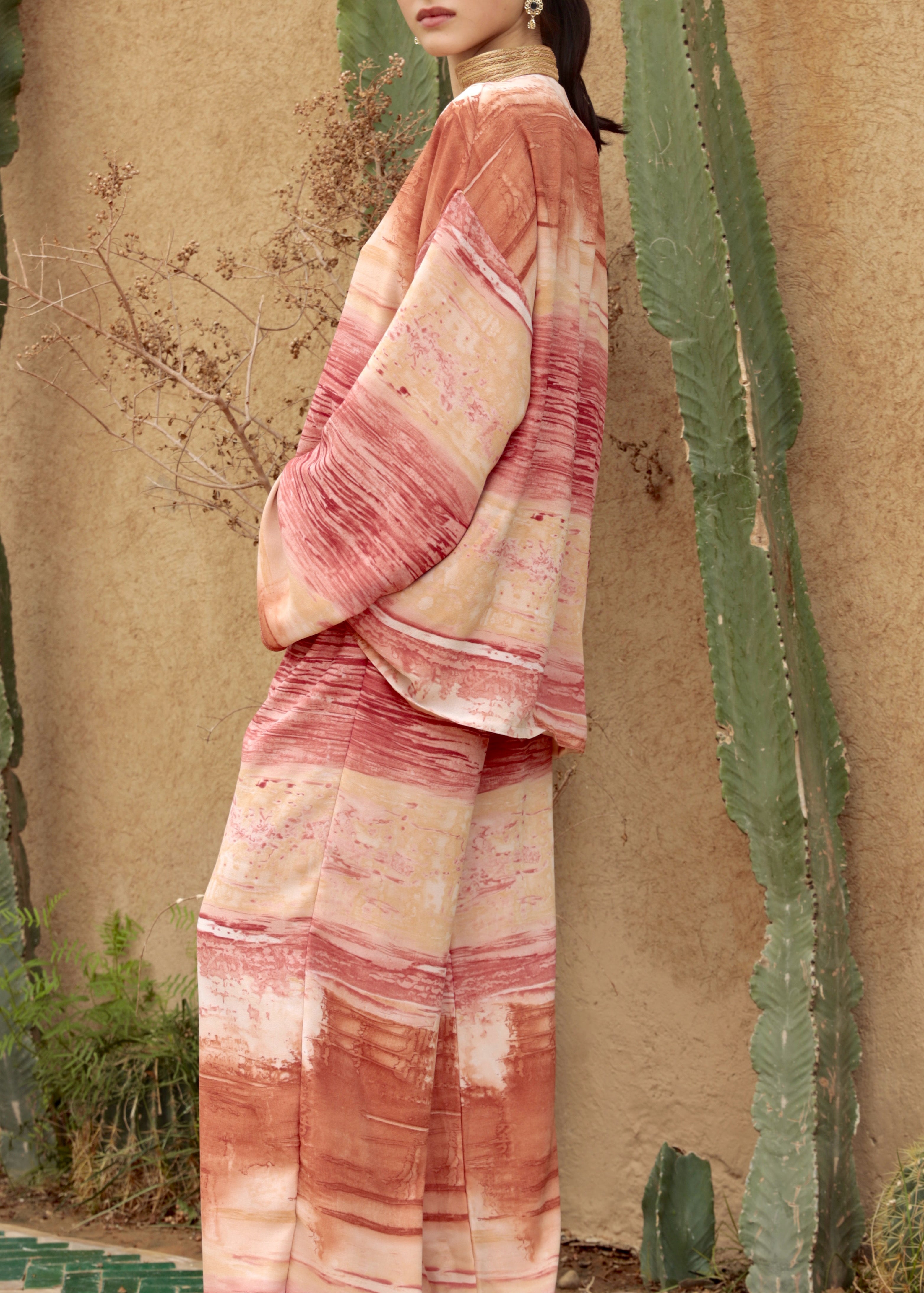 Ensemble en mousseline dégradé marron et rose, porté