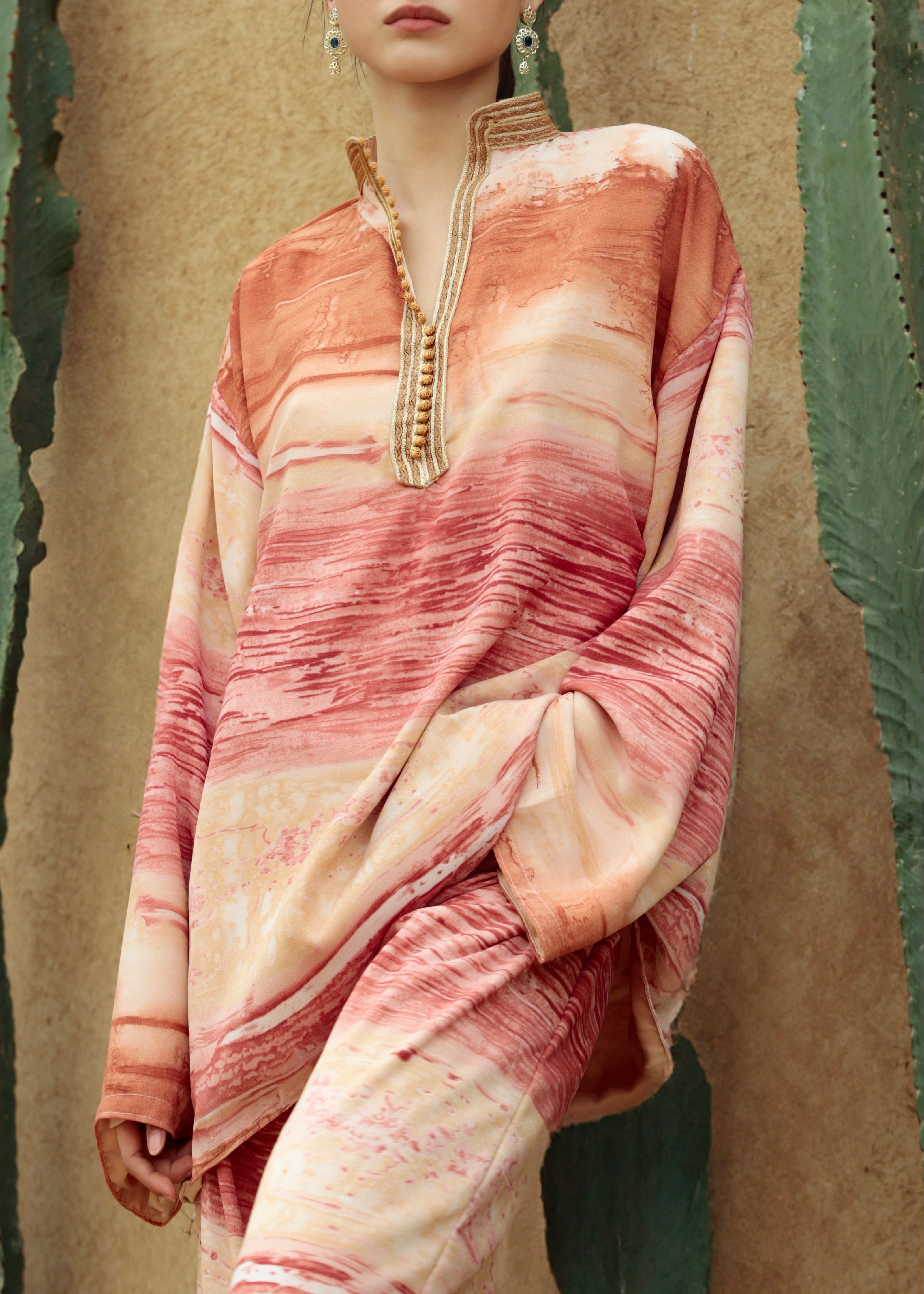 Ensemble en mousseline dégradé marron et rose, détail du col à boutons et sfifa