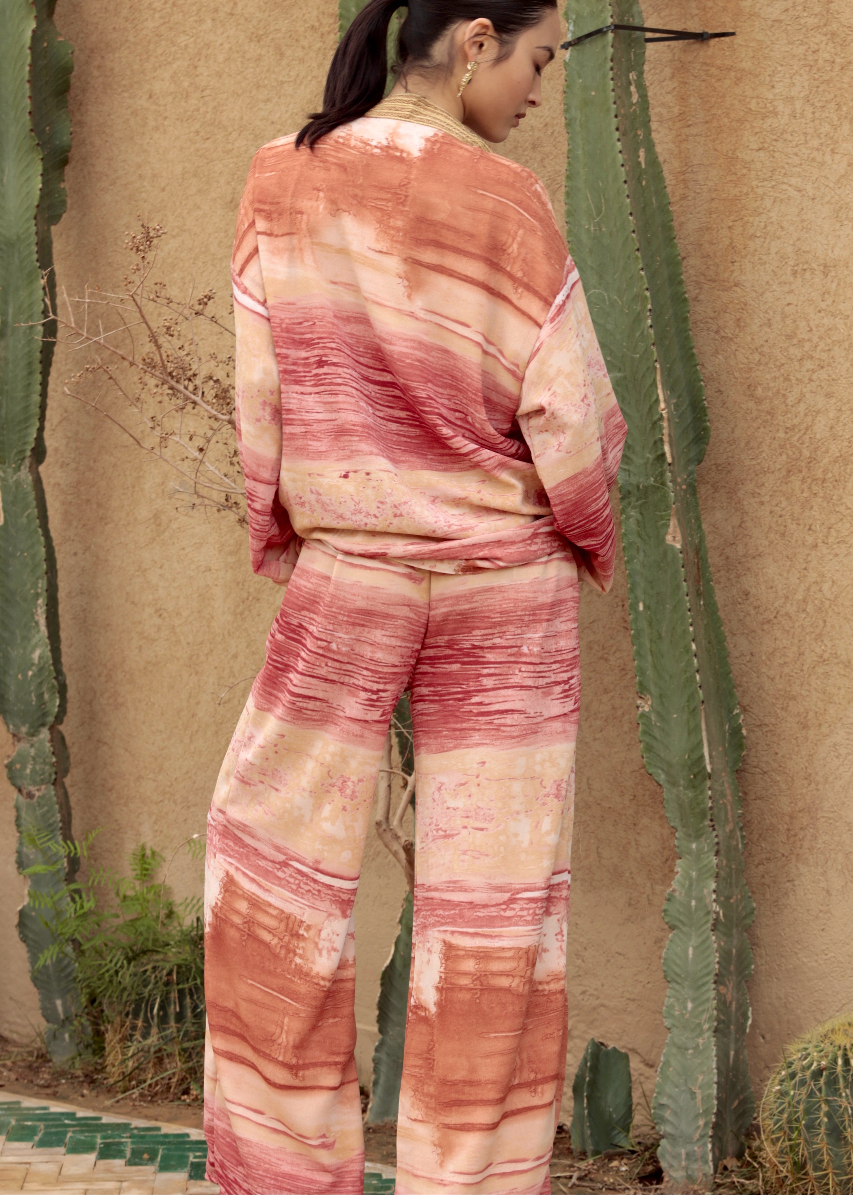 Ensemble en mousseline dégradé marron et rose, vue de dos