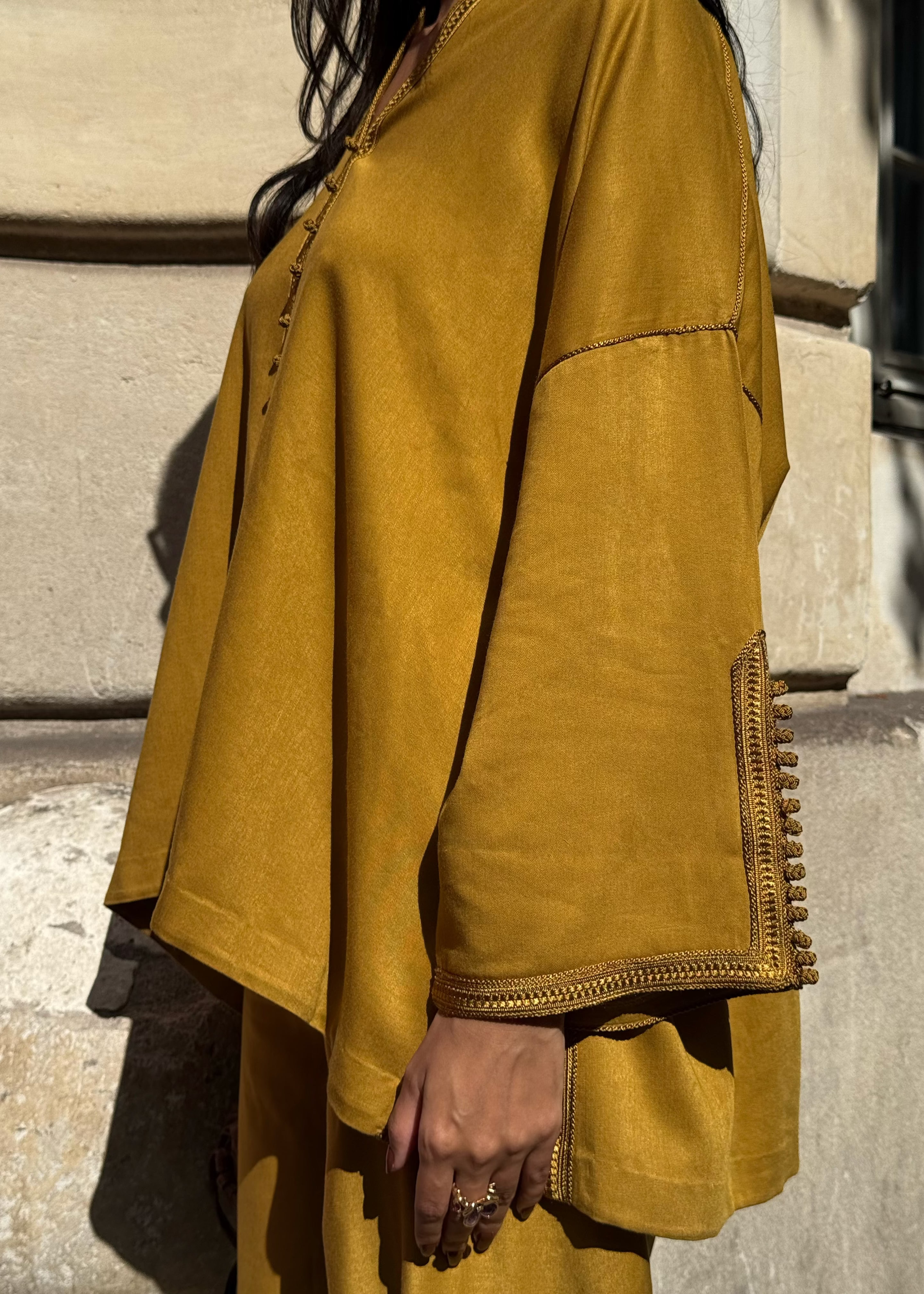 Finition artisanale sur la chemise moutarde en soie Mlifa – zoom sur la sfifa et couture