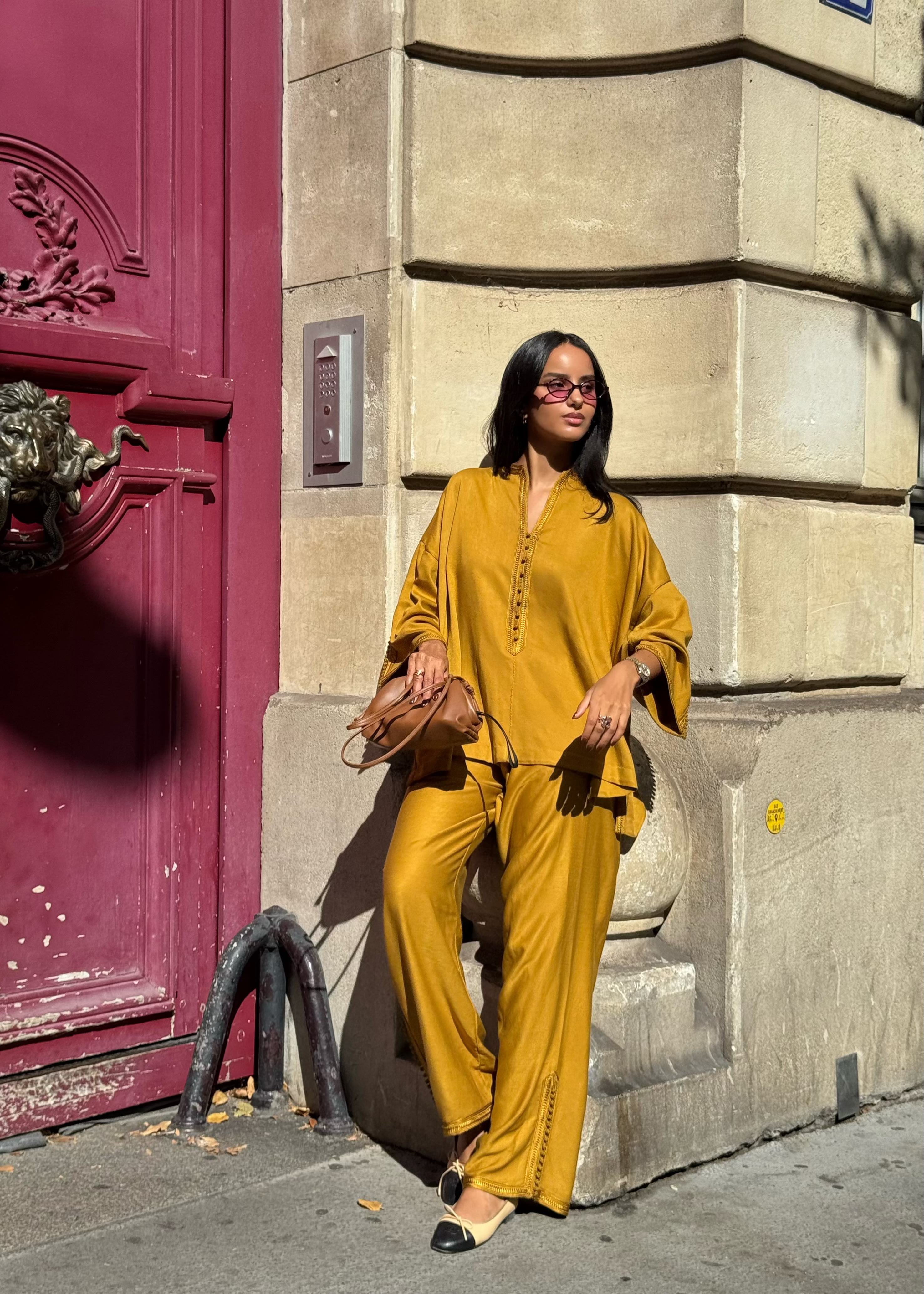 Ensemble oriental moderne en soie Mlifa moutarde, chemise et pantalon avec sfifa artisanale – vue complète