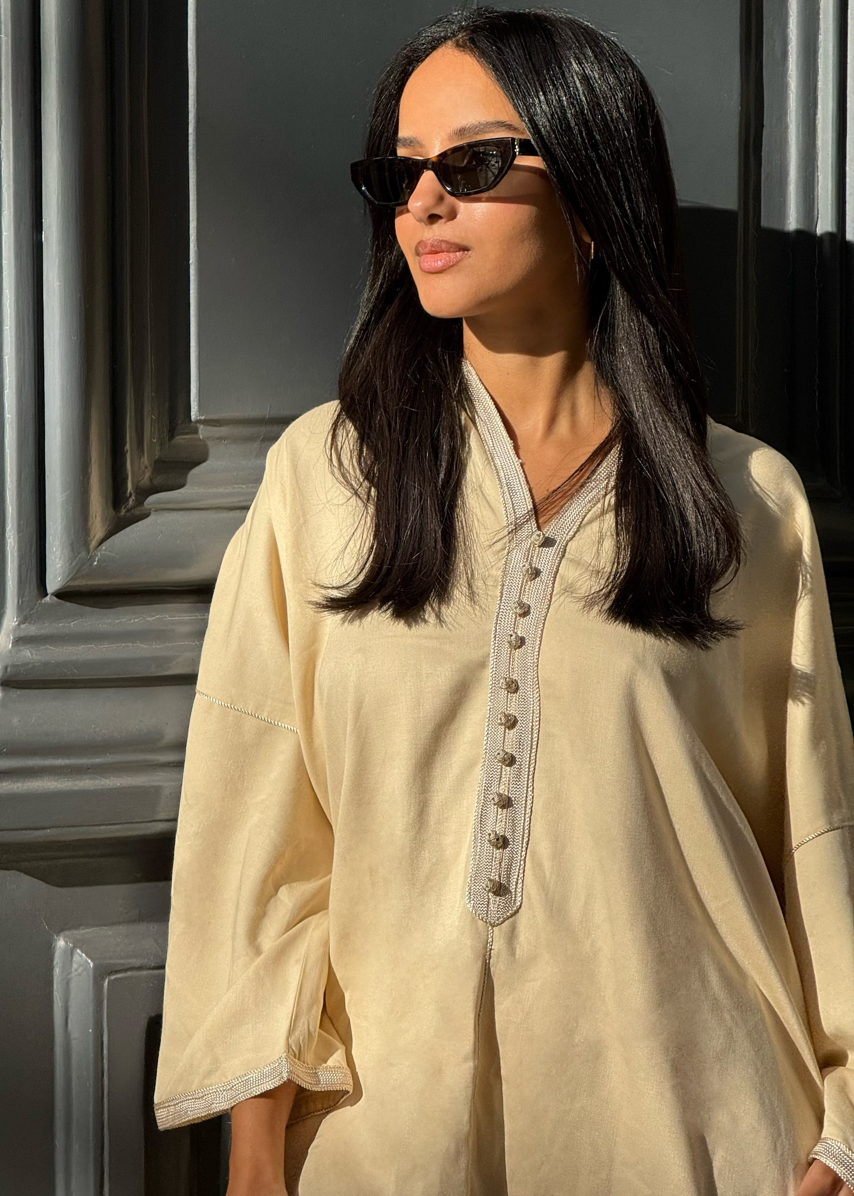 Haut de l’ensemble oriental blanc cassé en soie Mlifa, chemise avec sfifa artisanale – style moderne