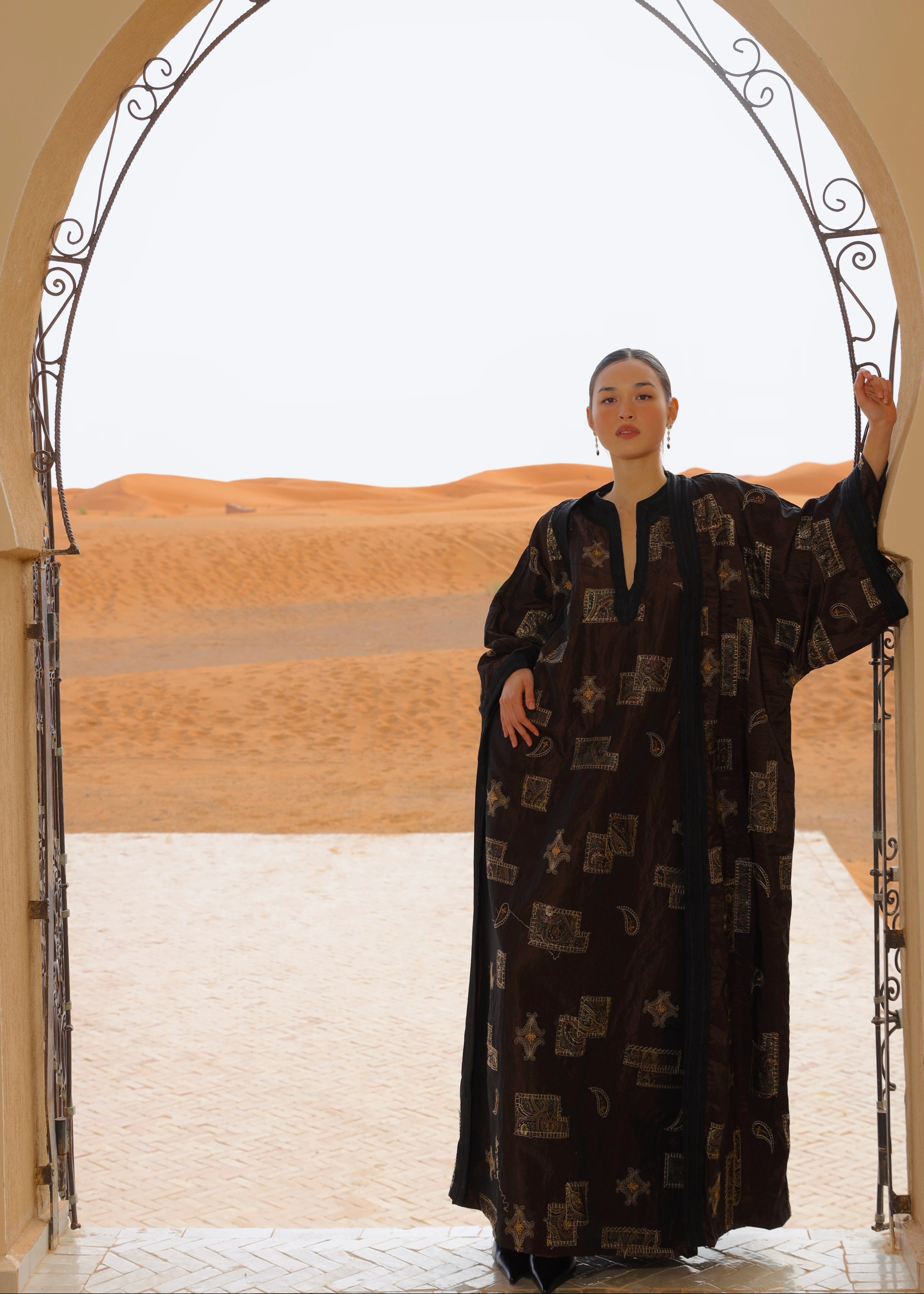 Brown crinkled satin dress and kimono set with gold paisley appliqués – Selhyan