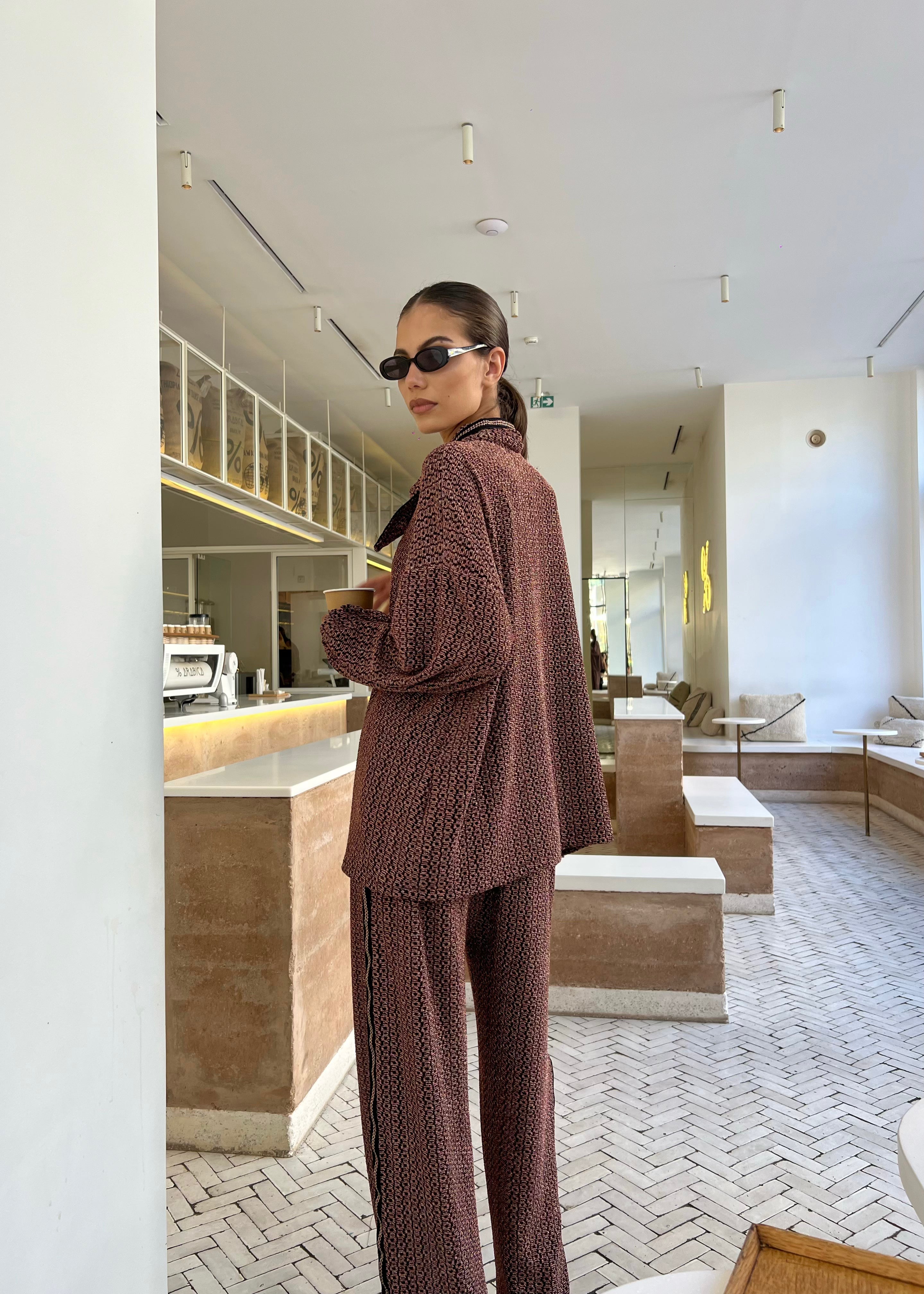 Dos de l’ensemble en jacquard broché métallisé noir et bordeaux, finitions soignées et tissu brillant raffiné