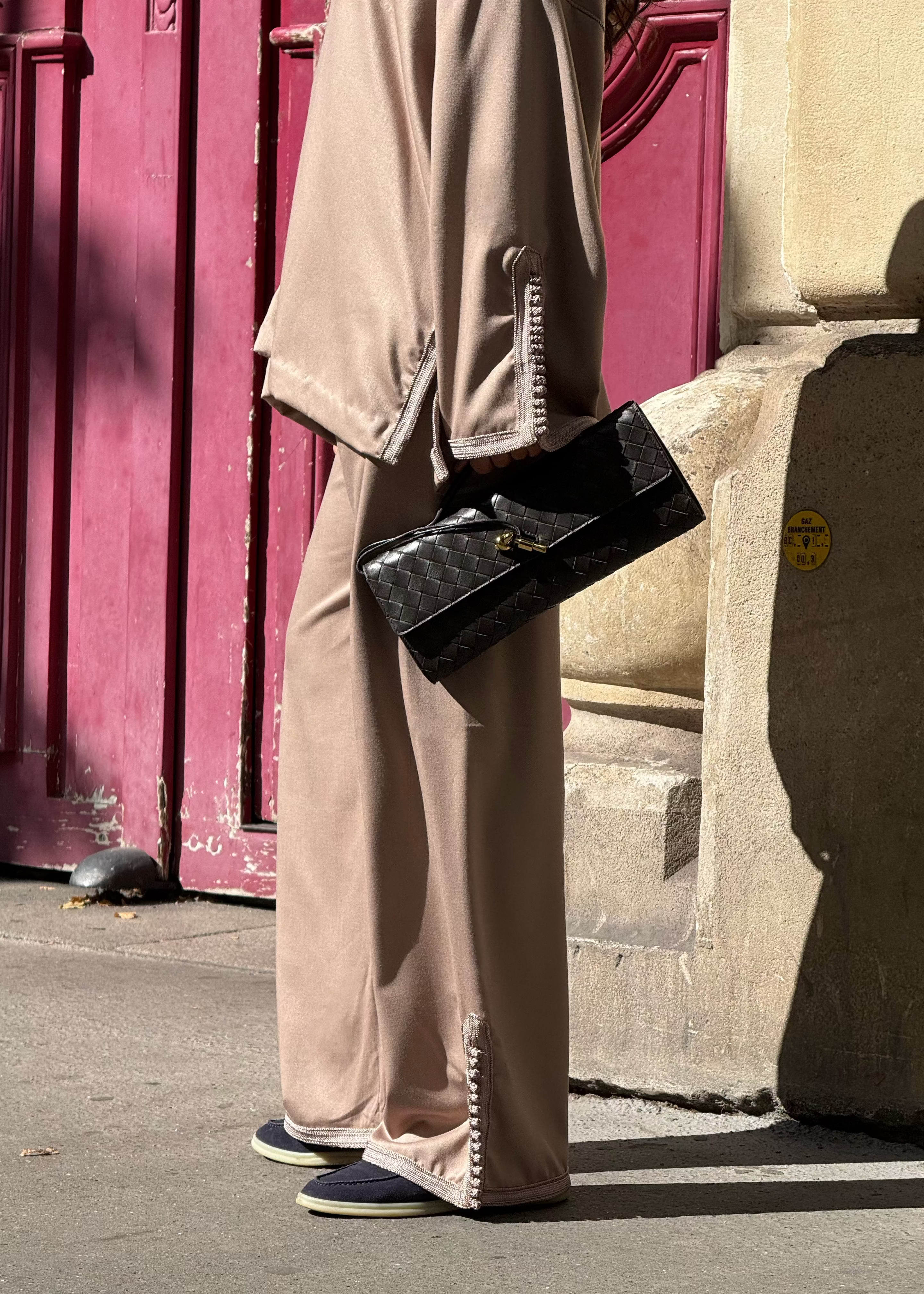 Détail du pantalon en soie Mlifa taupe avec sfifa artisanale – ensemble oriental chic