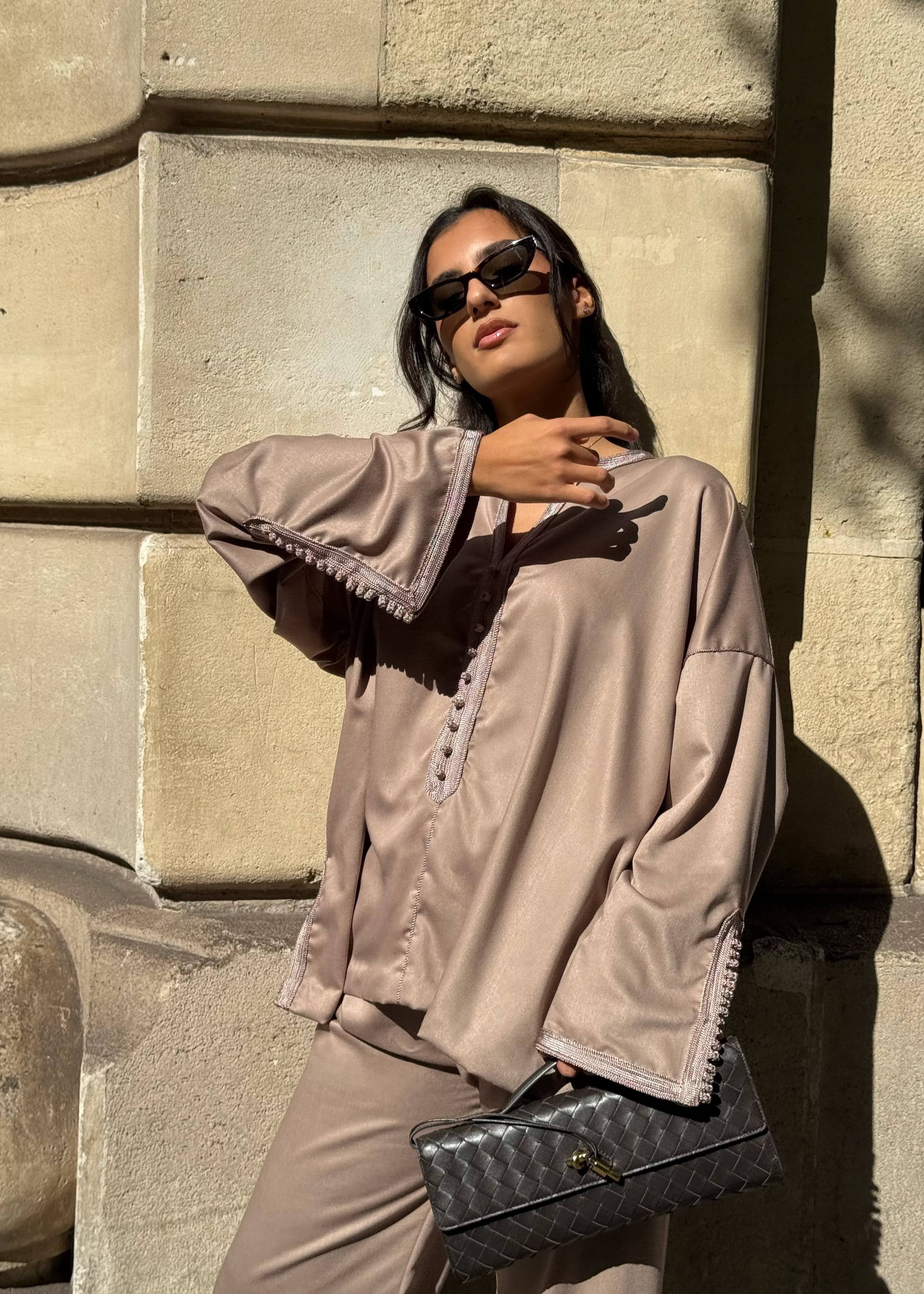 Ensemble en soie Mlifa taupe porté – style oriental moderne avec sfifa artisanale