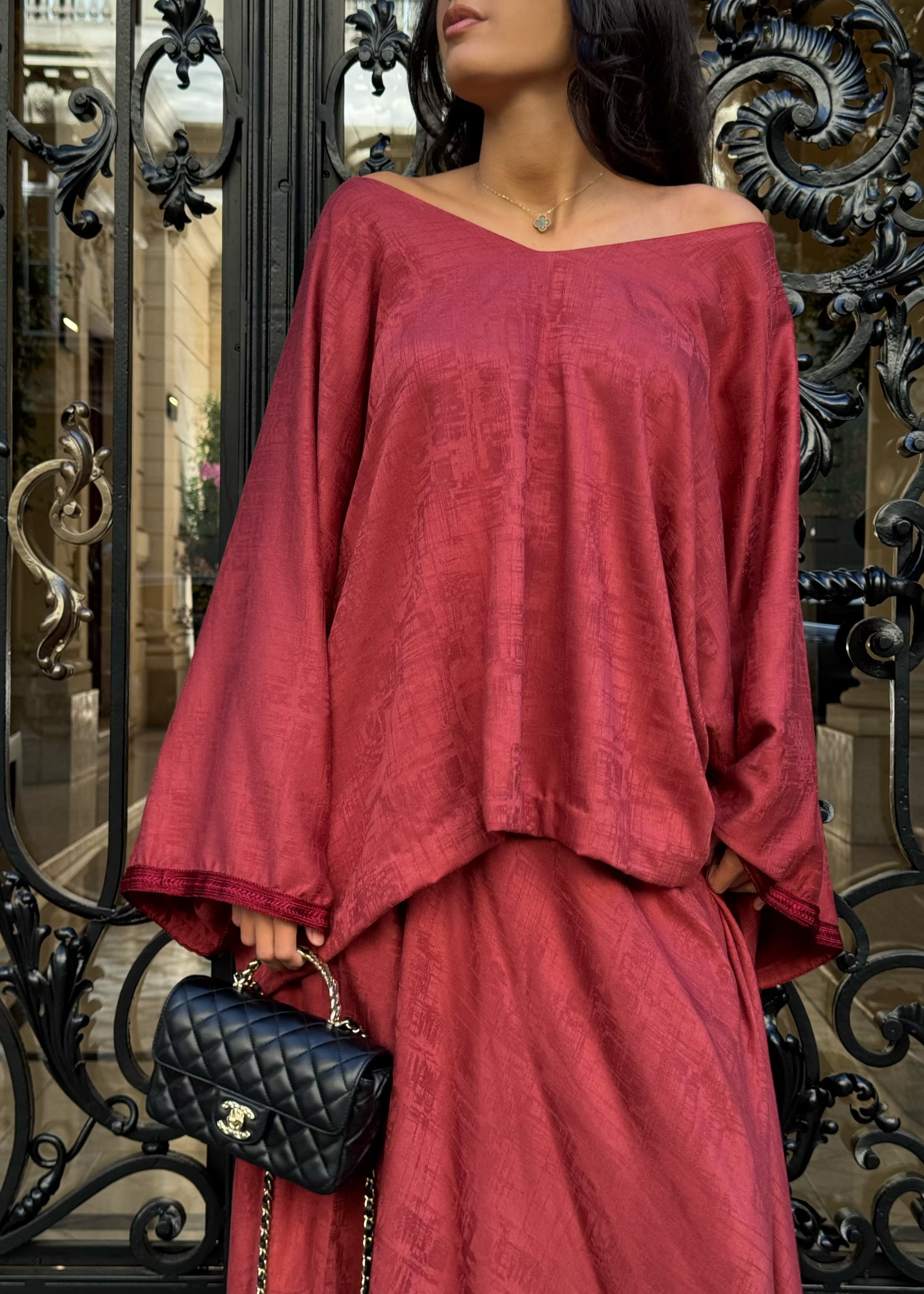Détail de la sfifa artisanale cousue sur le chemisier en soie Mlifa terracotta – ensemble marocain moderne