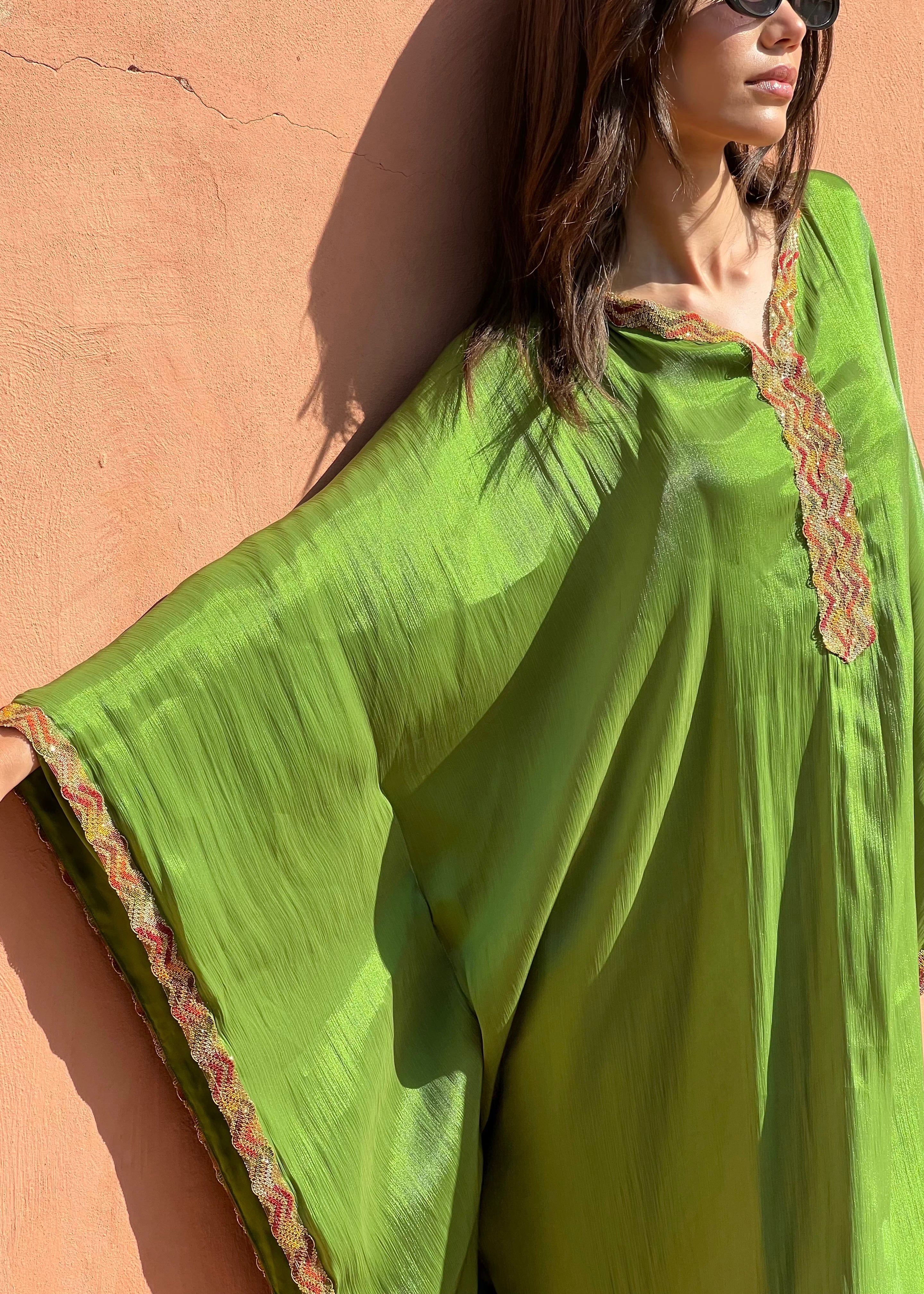 Profil de la tunique en organza vert avec broderie kabyle, manches élégantes et détails colorés typiques
