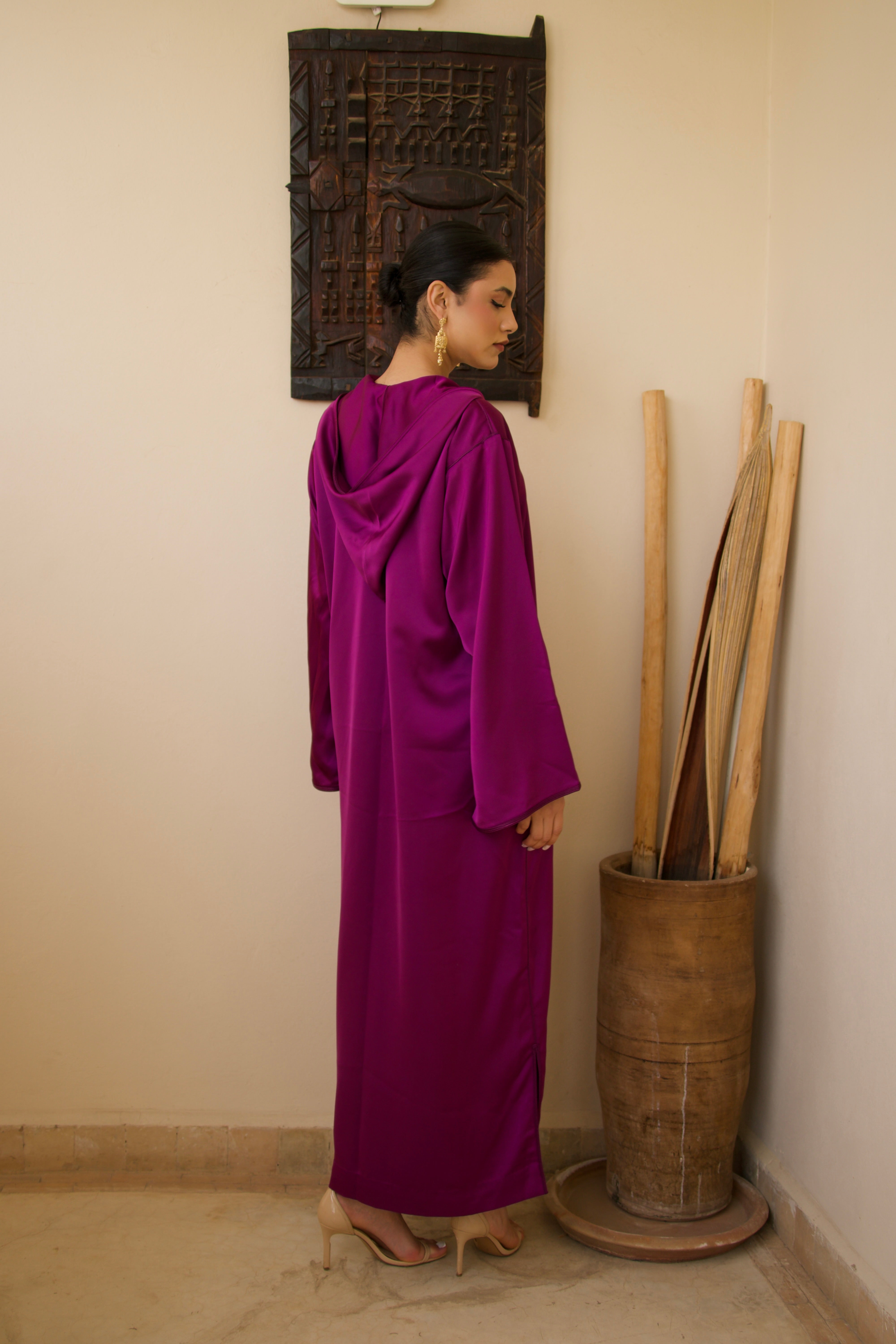 Worn fuchsia duchesse satin hooded jellaba – Selhyan