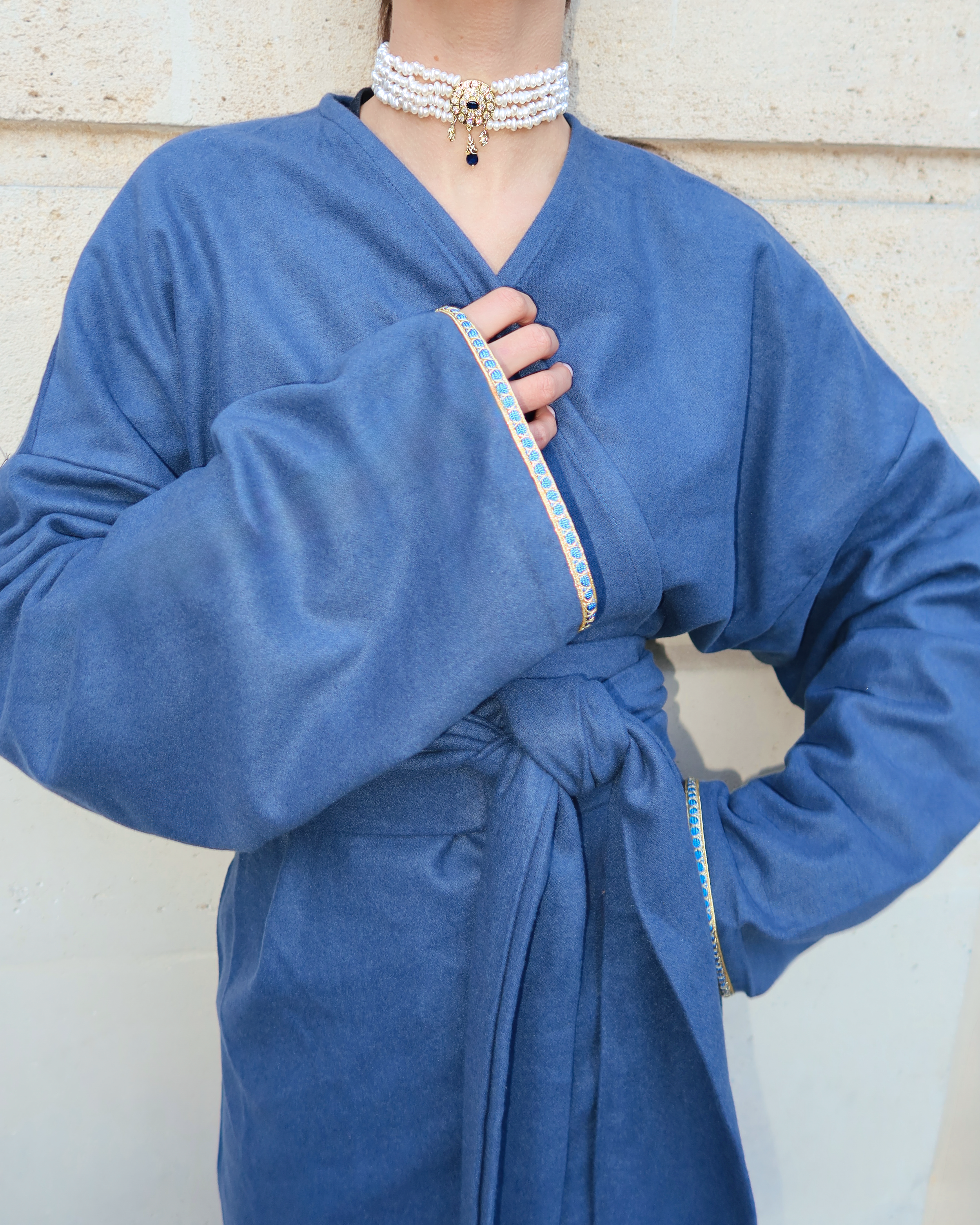 Long blue kimono with a belt and sfifa details, worn from the front