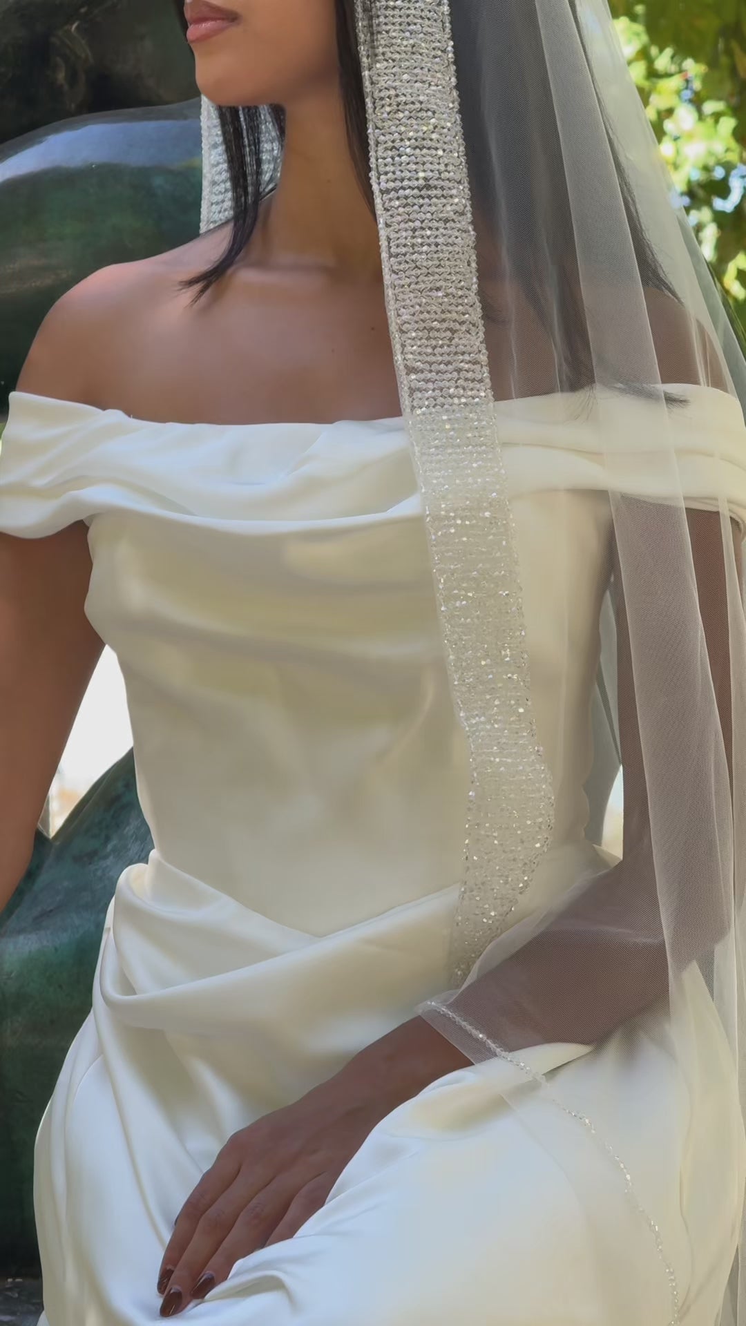 Vidéo de présentation d’un voile de mariée long perlé avec bordure scintillante, vue sous plusieurs angles.
