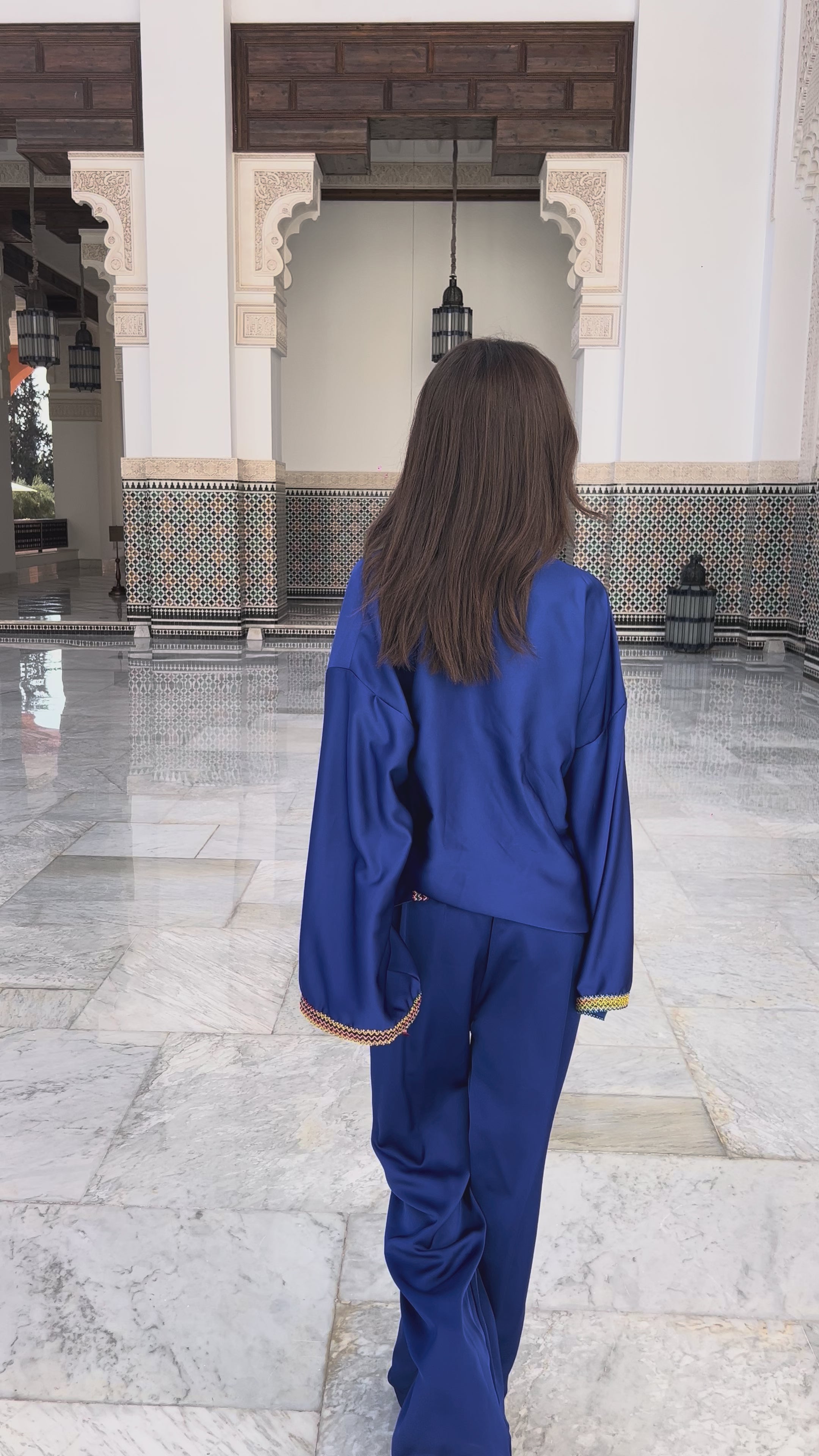 قميص وبنطلون من الحرير الأزرق مع تطريز قبائلي، زي أنيق مستوحى من الحرفية البربرية.