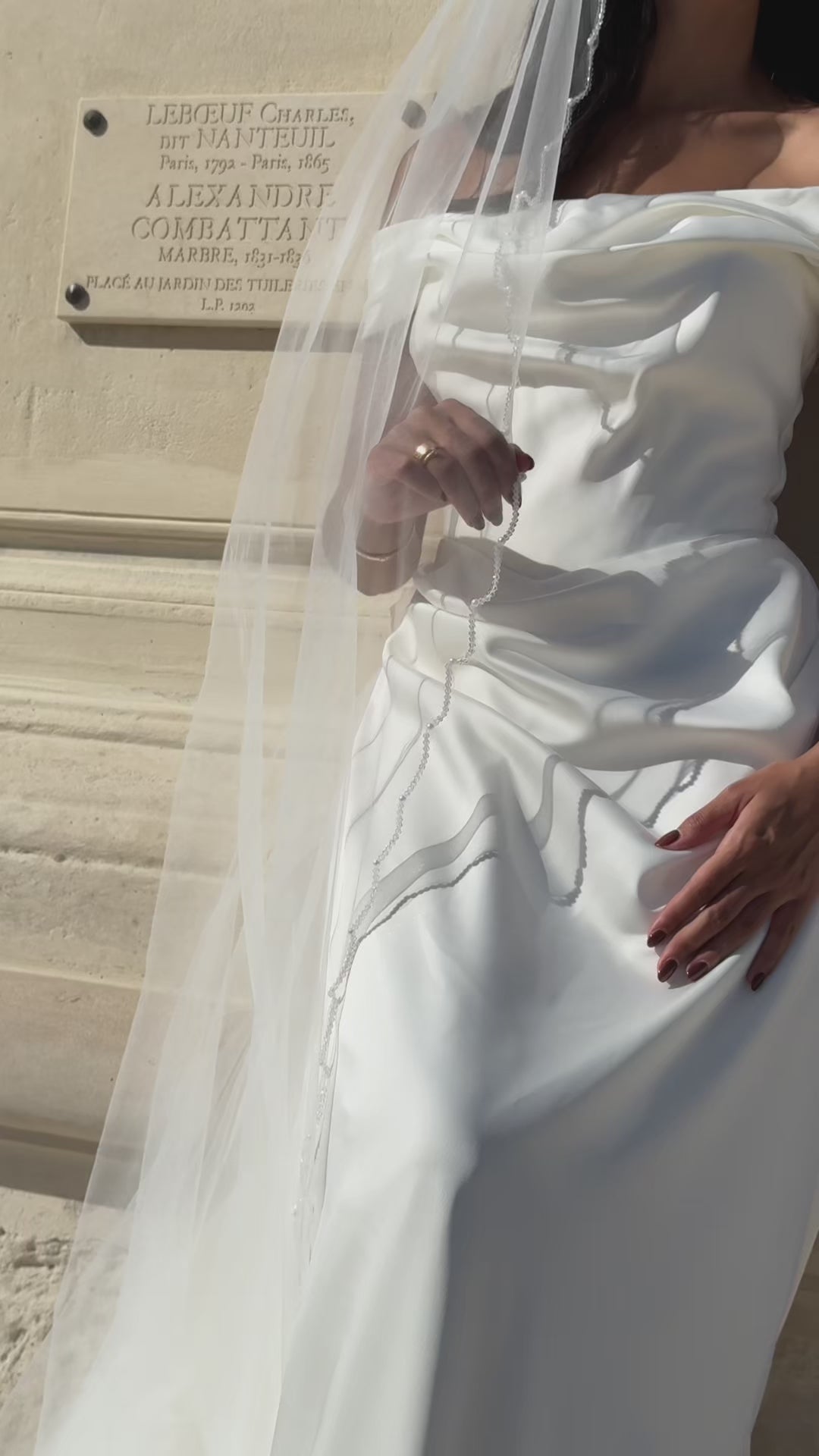 Vidéo montrant un voile de mariée long avec bordure perlée ondulée, vu sous différents angles.