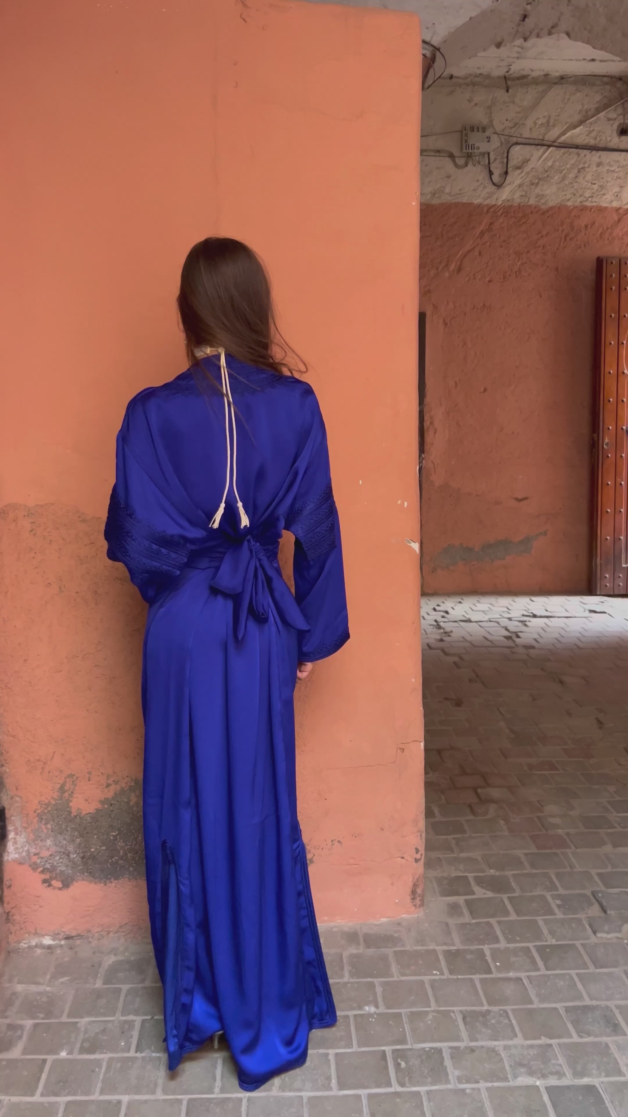 Vidéo de présentation du caftan bleu en drap de soie brodé porté en mouvement