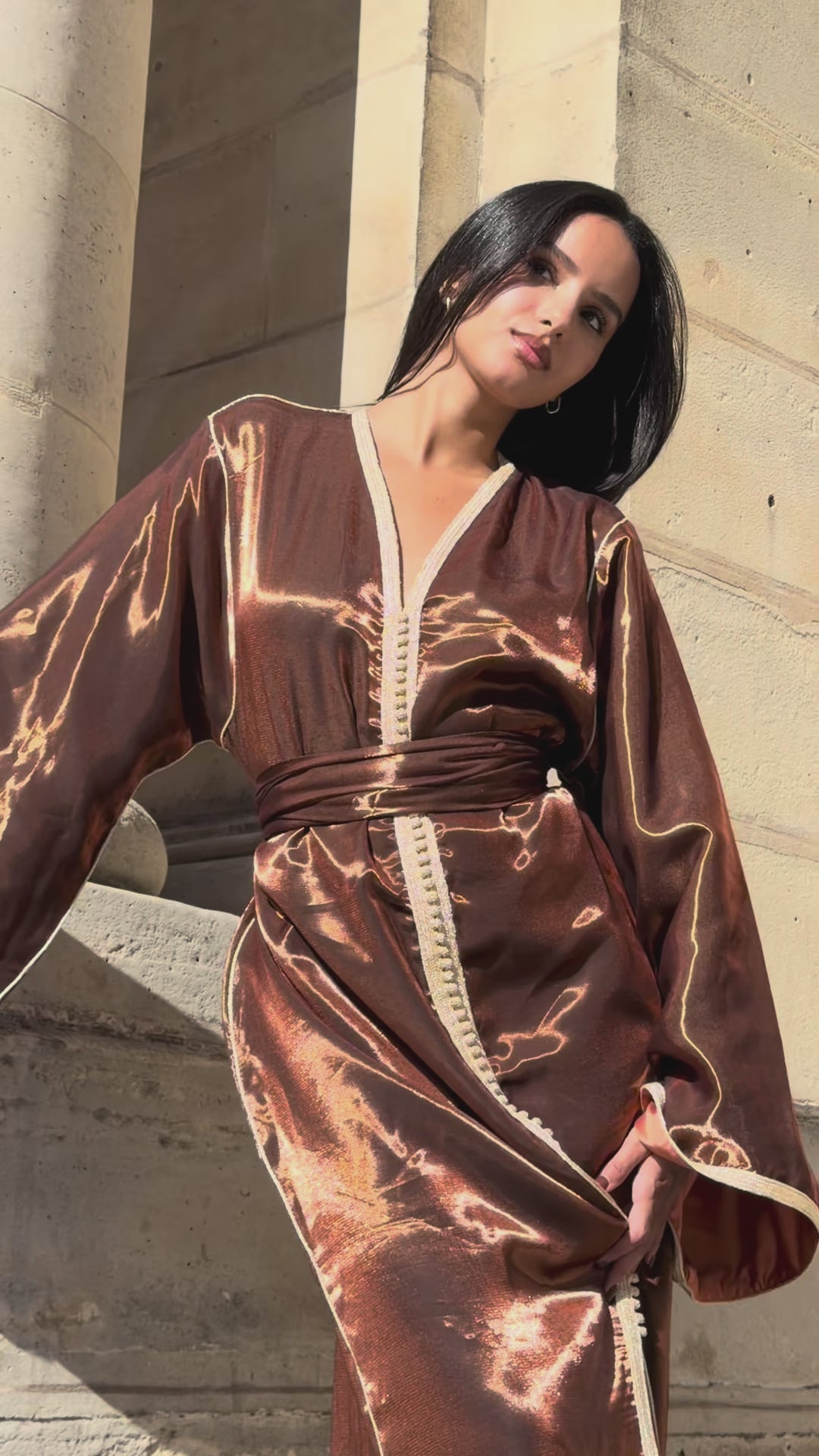 Vidéo de présentation du caftan en satin marron métallique effet bronze, montrant les détails et la fluidité du tissu sous différents angles.