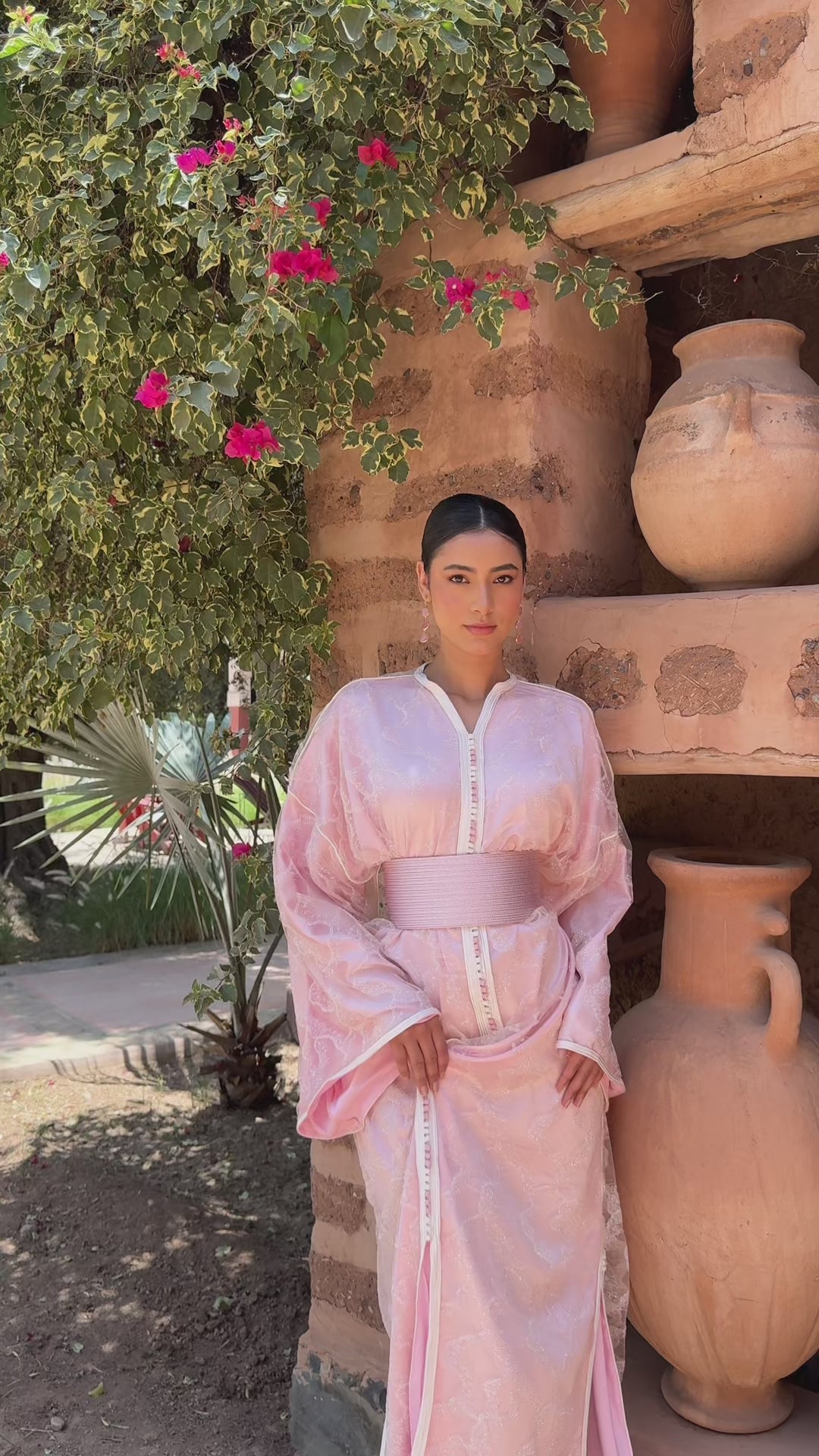 Vidéo du caftan rose en tulle pailleté porté en mouvement, mettant en valeur la brillance et la fluidité du tissu