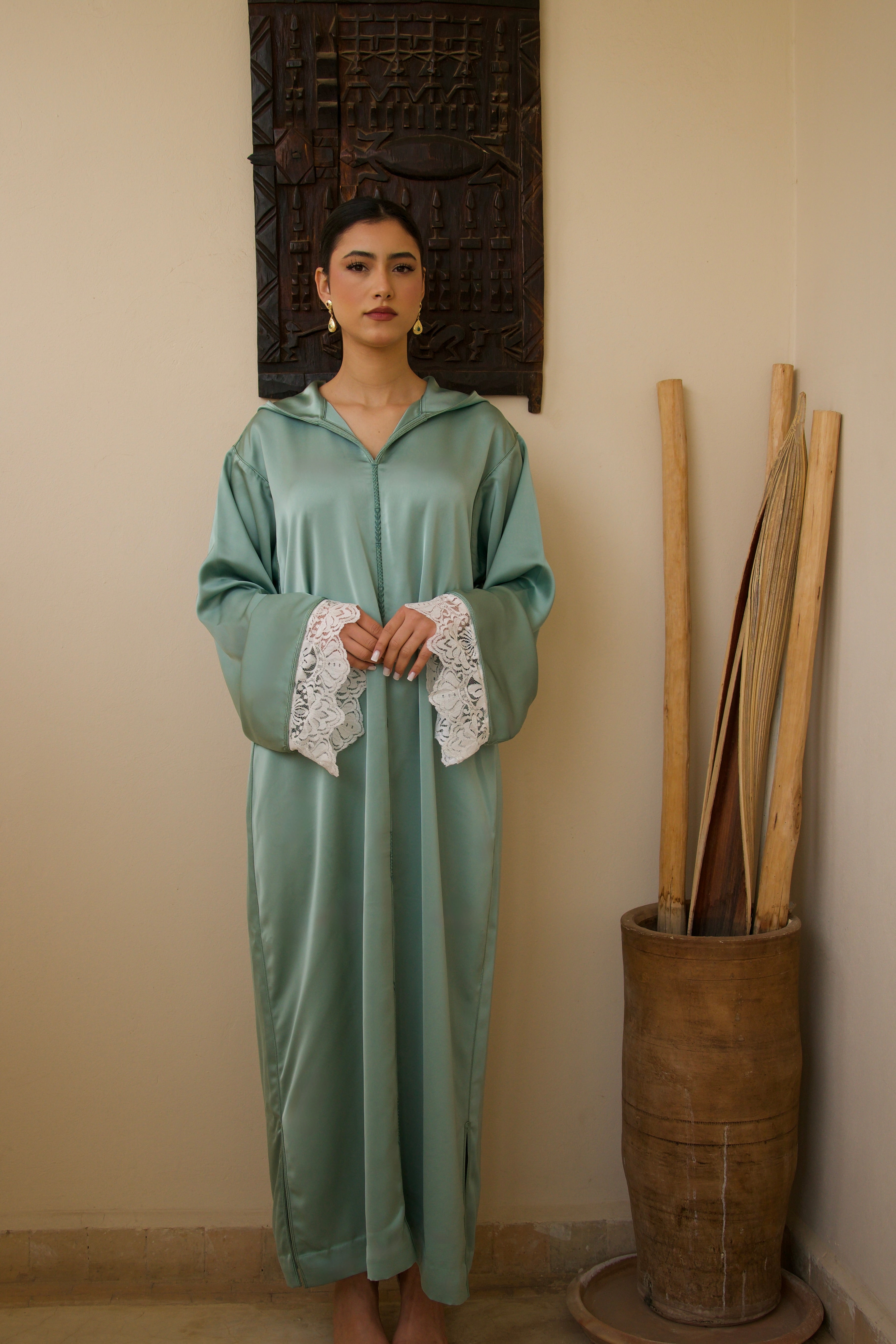 Vidéo de la jellaba turquoise en satin duchesse à capuche, en mouvement