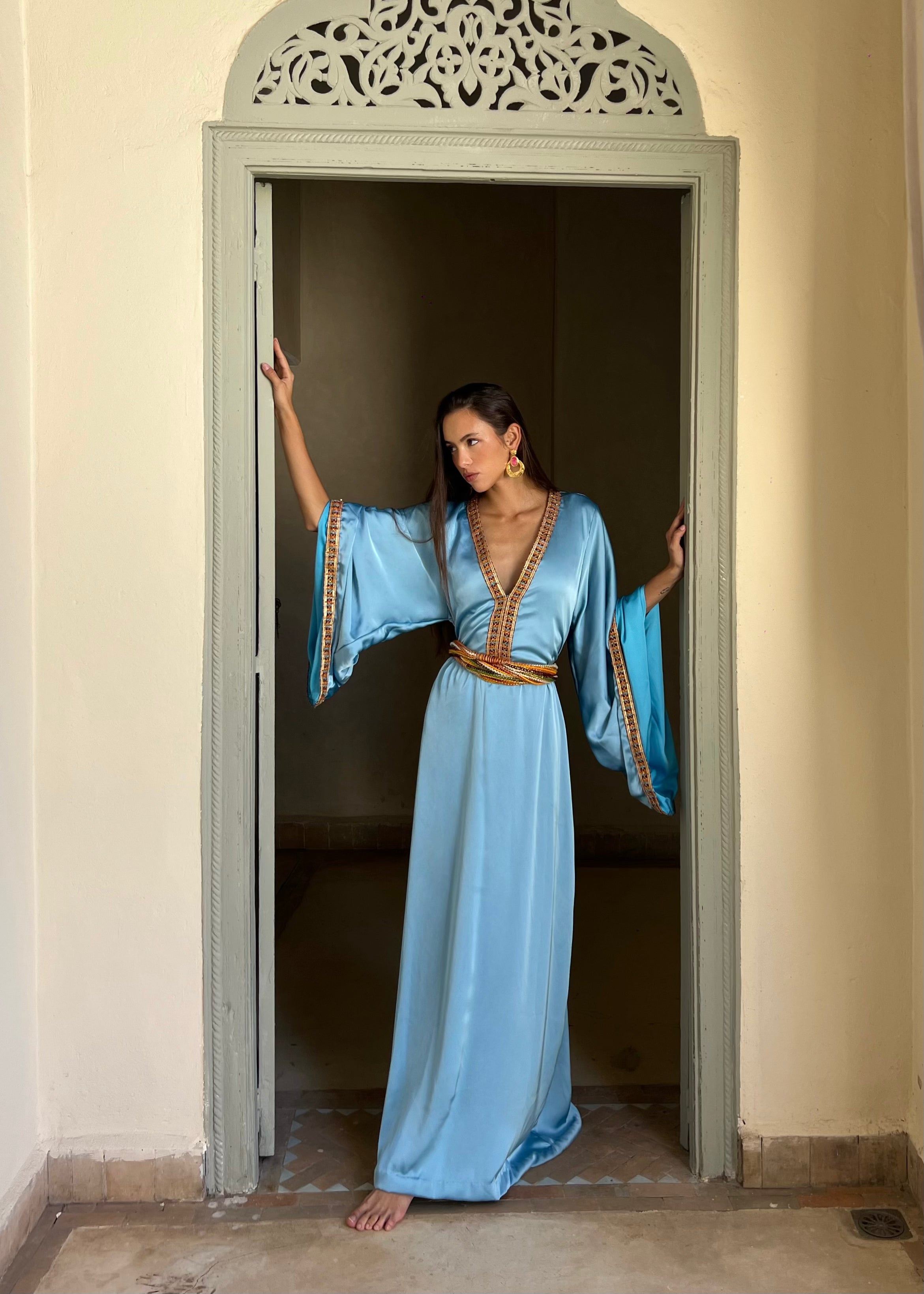 Robe kabyle en drap de soie bleu à col V et galon tressé, de face
