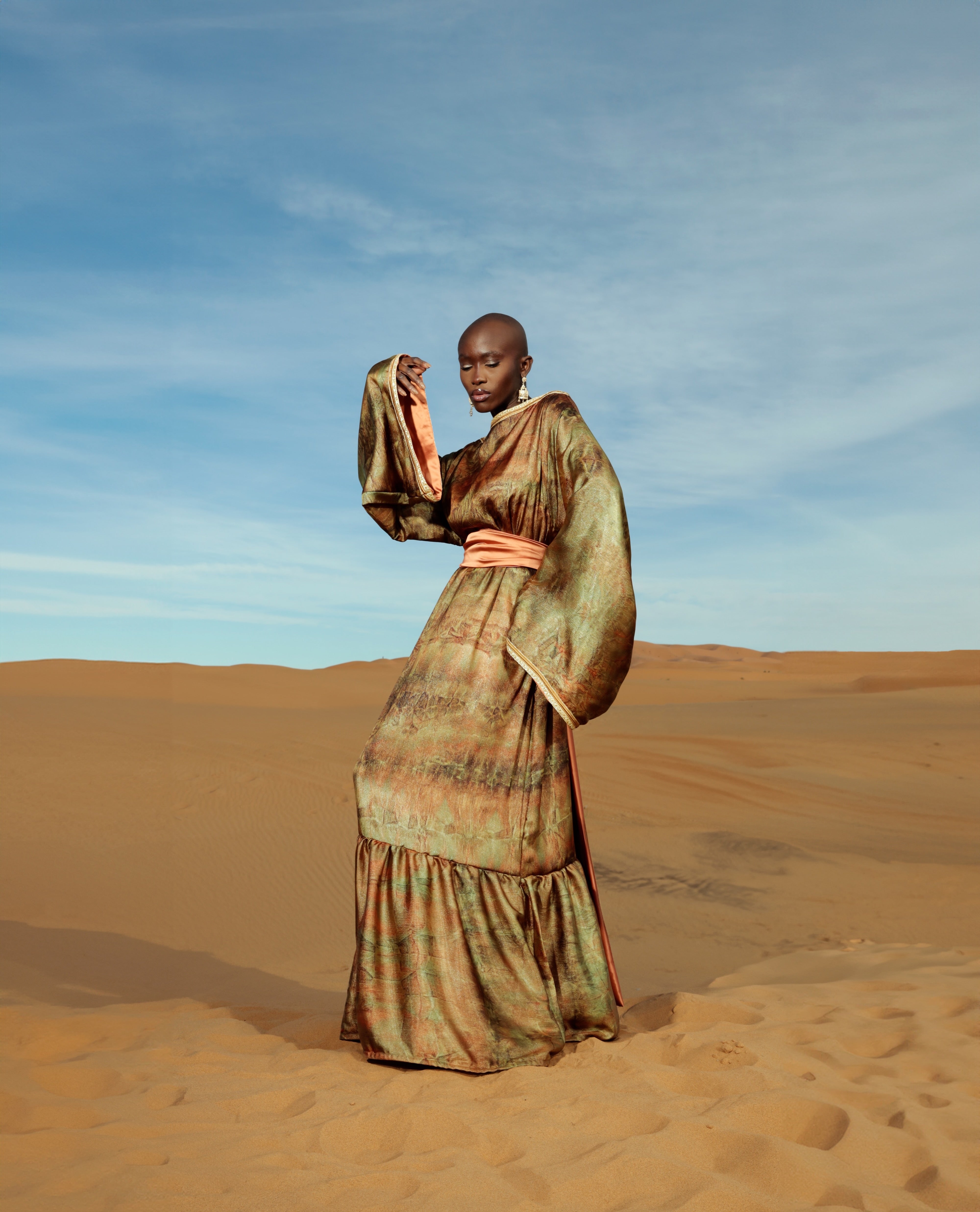 فستان طويل من الساتان المطبوع باللون الأخضر الكاكي، من الأمام