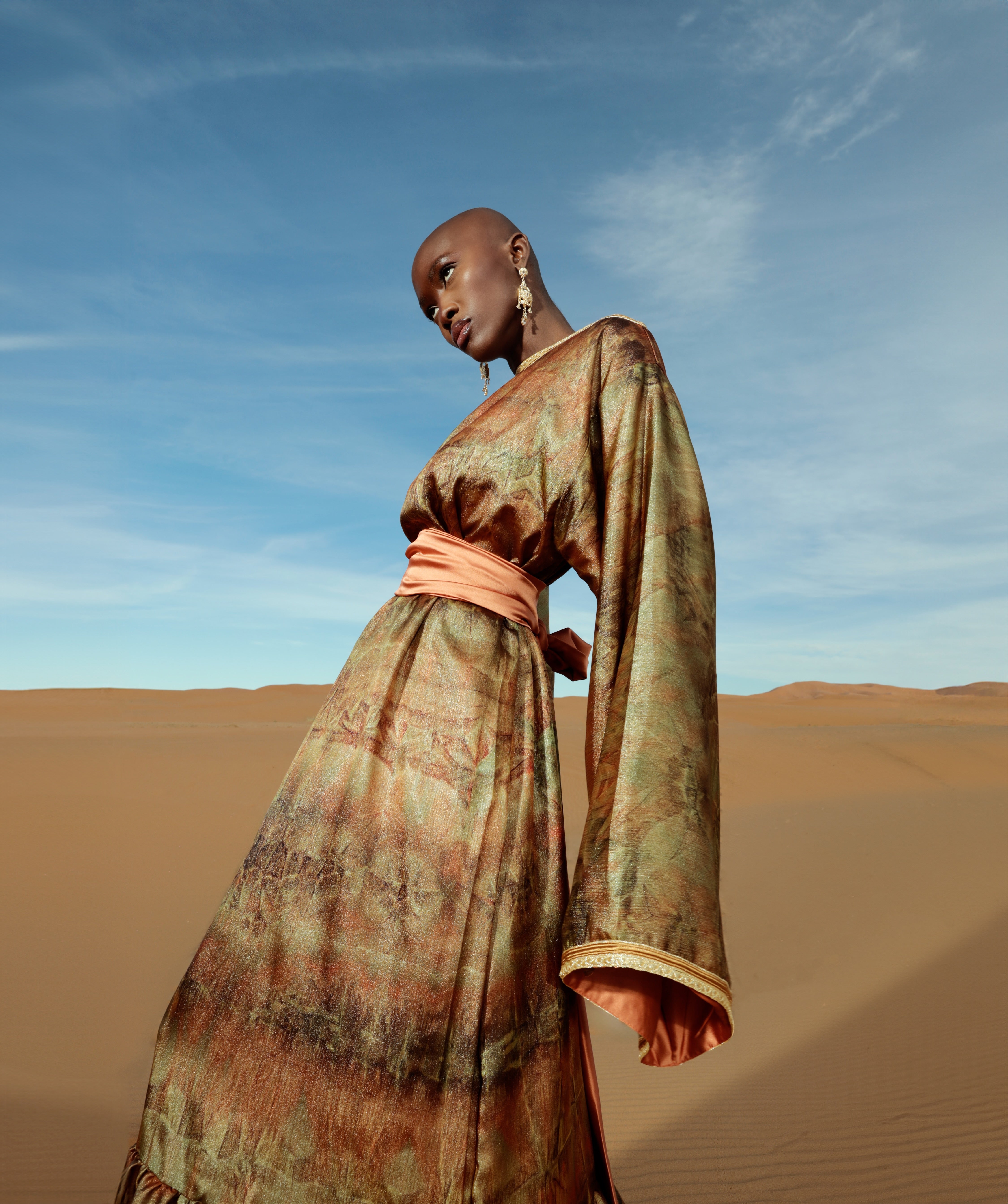 Détail de la manche et des finitions sur une robe longue en satin vert kaki