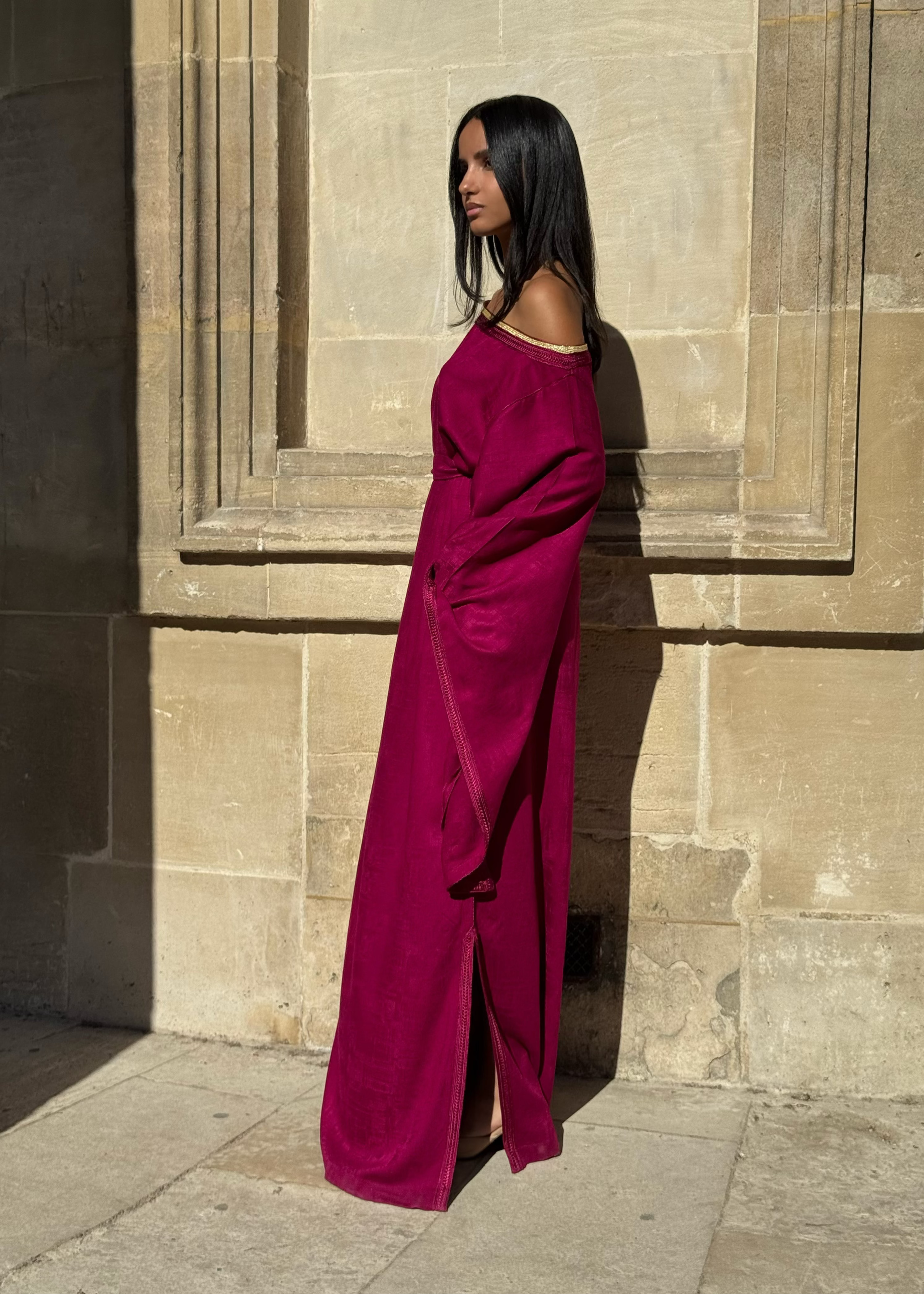 Vue 3/4 de la robe marocaine en soie Mlifa fuchsia avec manches papillon et sfifa artisanale
