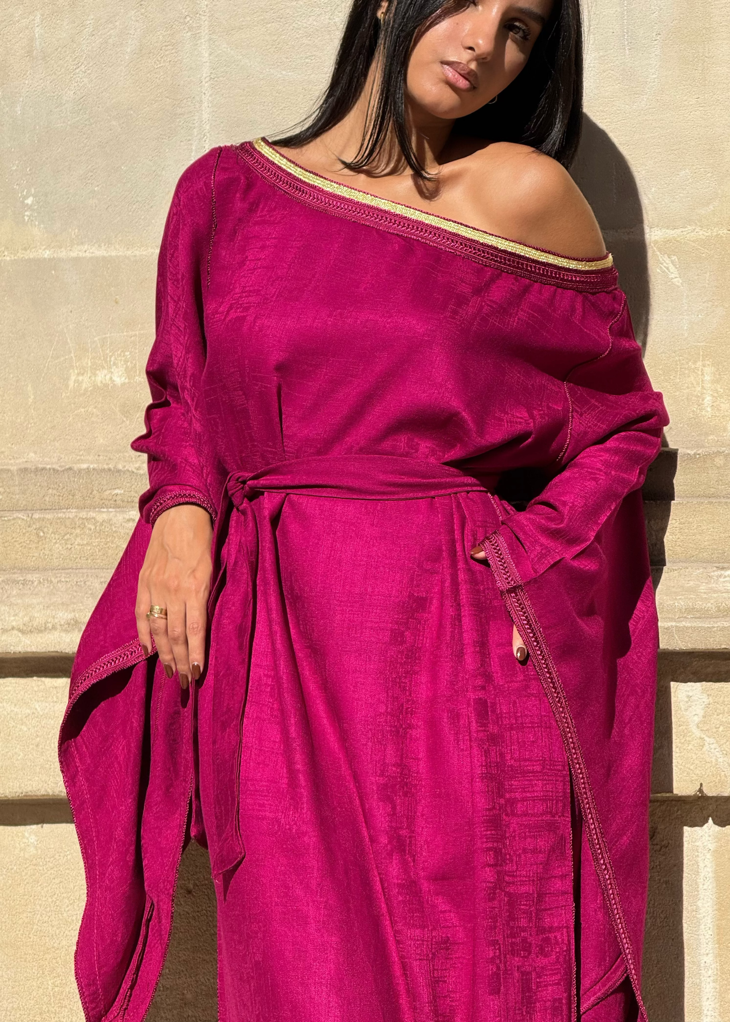 Col bateau orné de sfifa artisanale sur robe marocaine fuchsia en soie Mlifa jacquard – finition traditionnelle