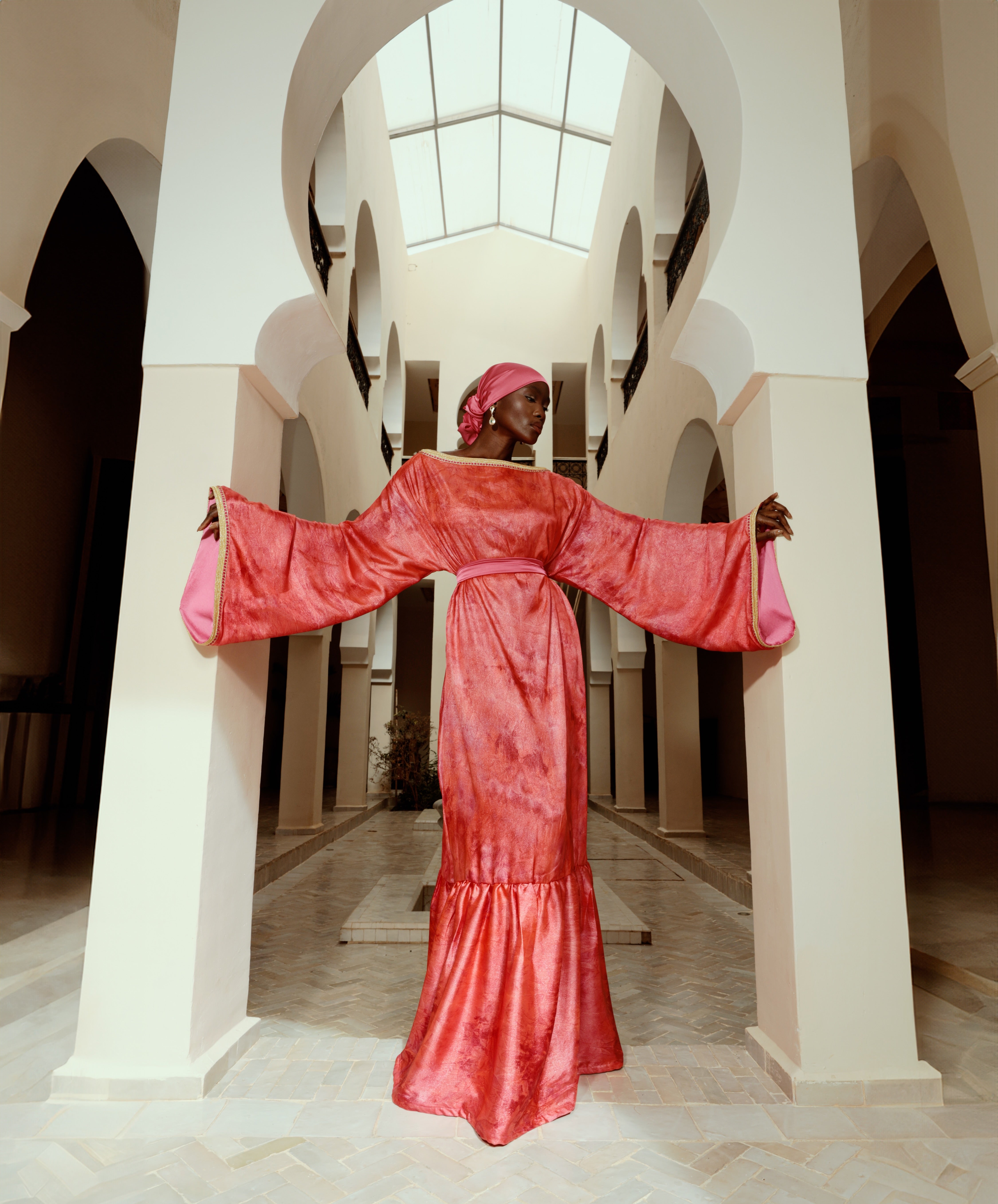 Robe en satin rose portée avec silhouette fluide et élégante