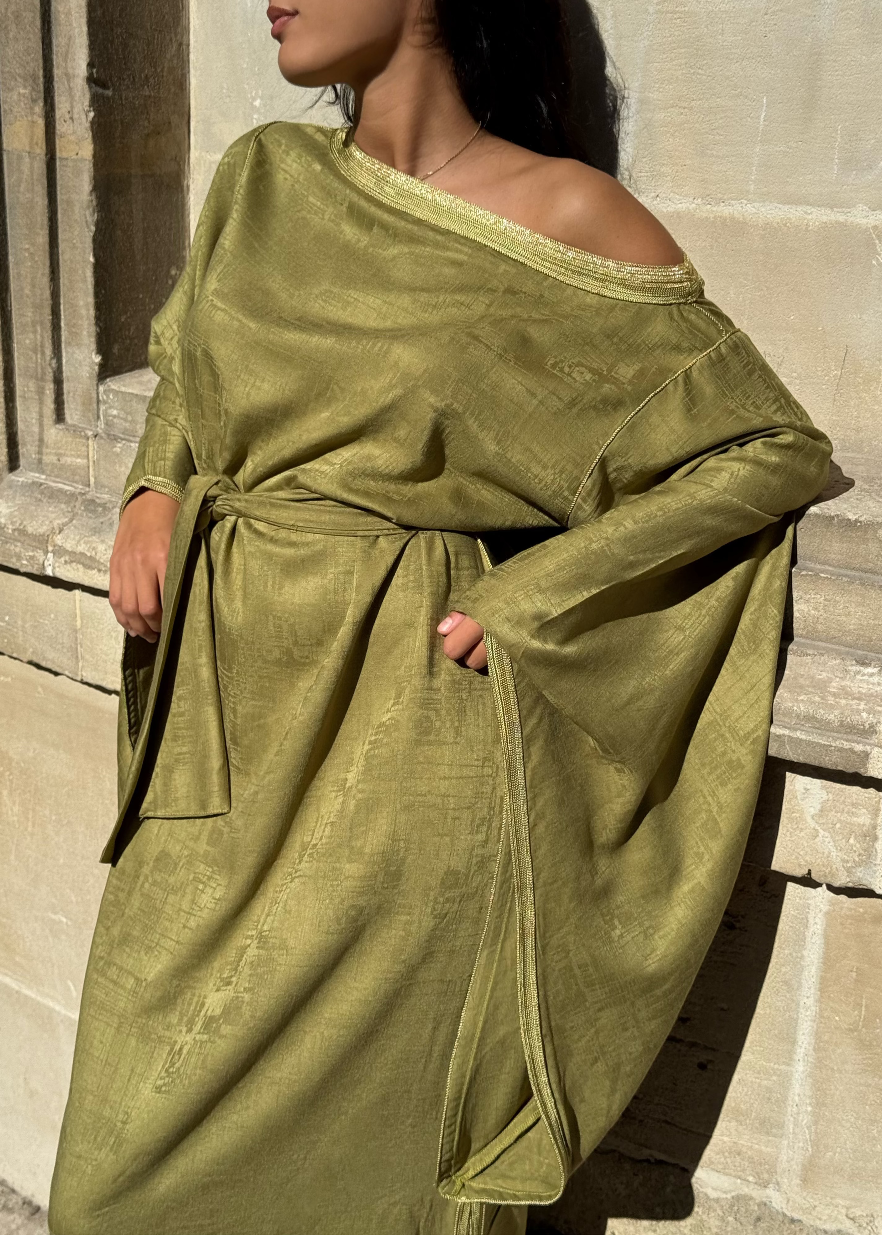 Détail du col bateau avec sfifa artisanale sur robe marocaine en soie Mlifa verte