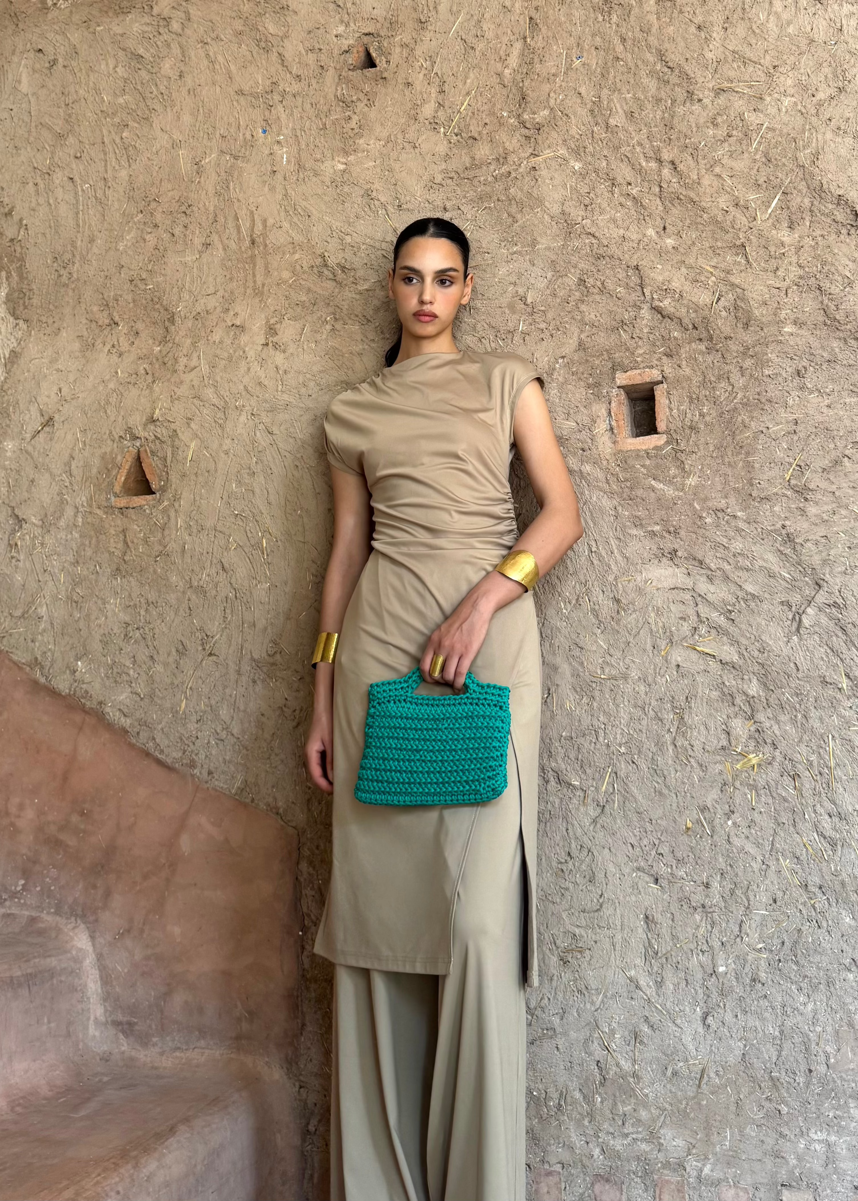 Deux sacs carrés en crochet, dont un vert, portés par une mannequin en studio, fait main à Marrakech