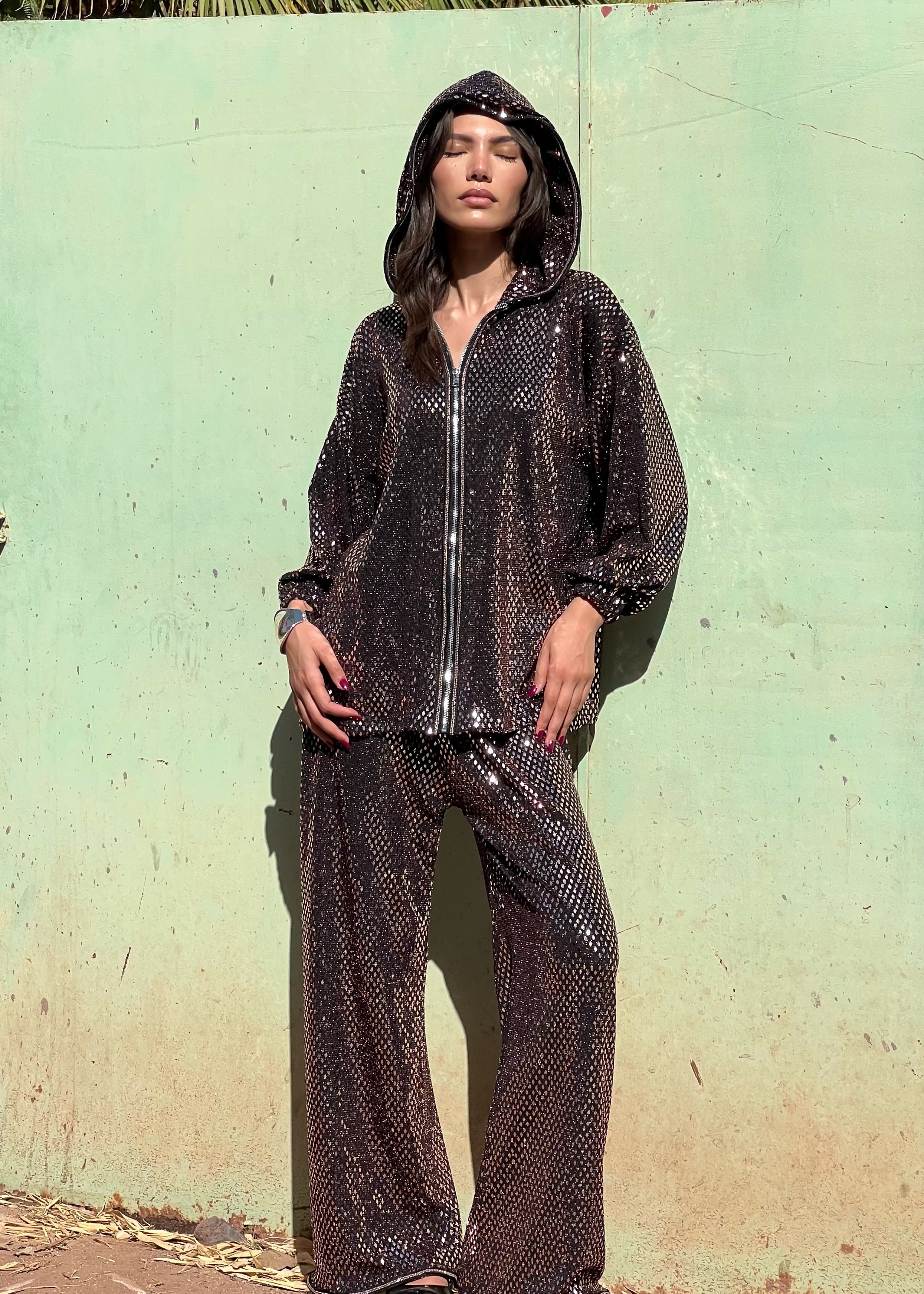 Ensemble bronze avec sfifa en jacquard en mouvement, tissu fluide et style urbain inspiré de l’artisanat marocain