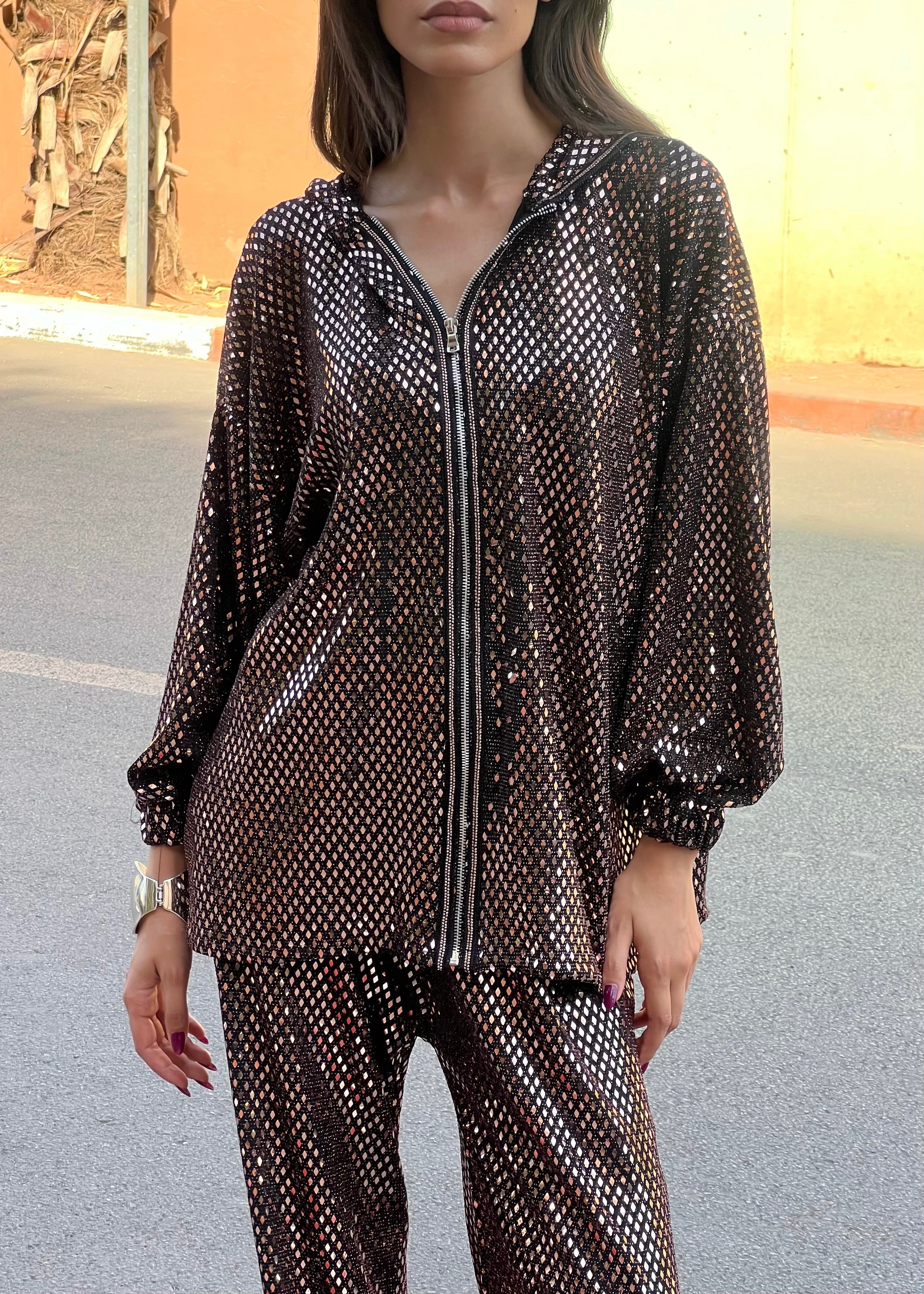 Ensemble sweat à capuche zippé et pantalon bronze avec sfifa en jacquard, coupe sportive chic, vue de face sur mannequin