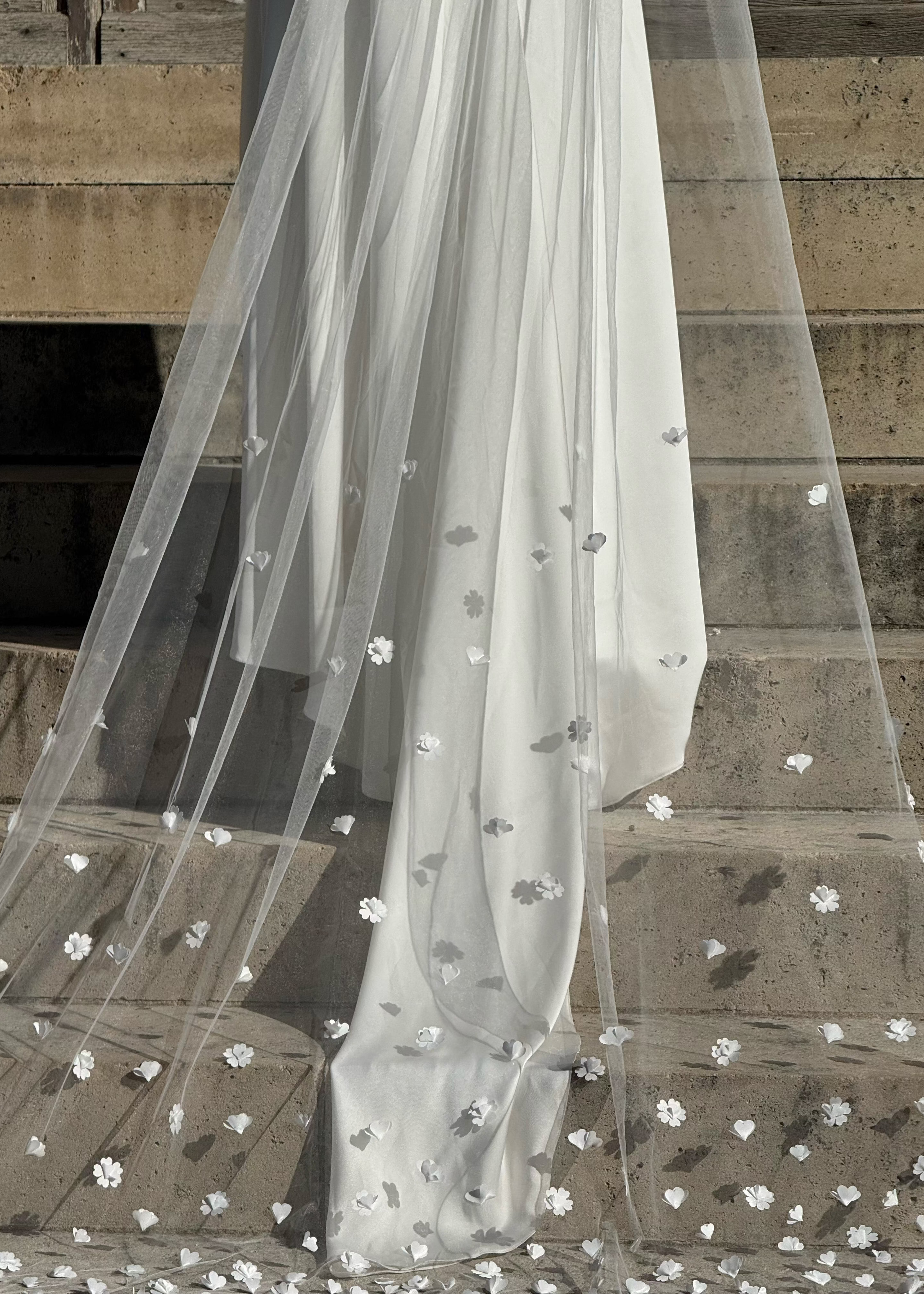 Détail des fleurs 3D appliquées sur le voile de mariée cathédrale