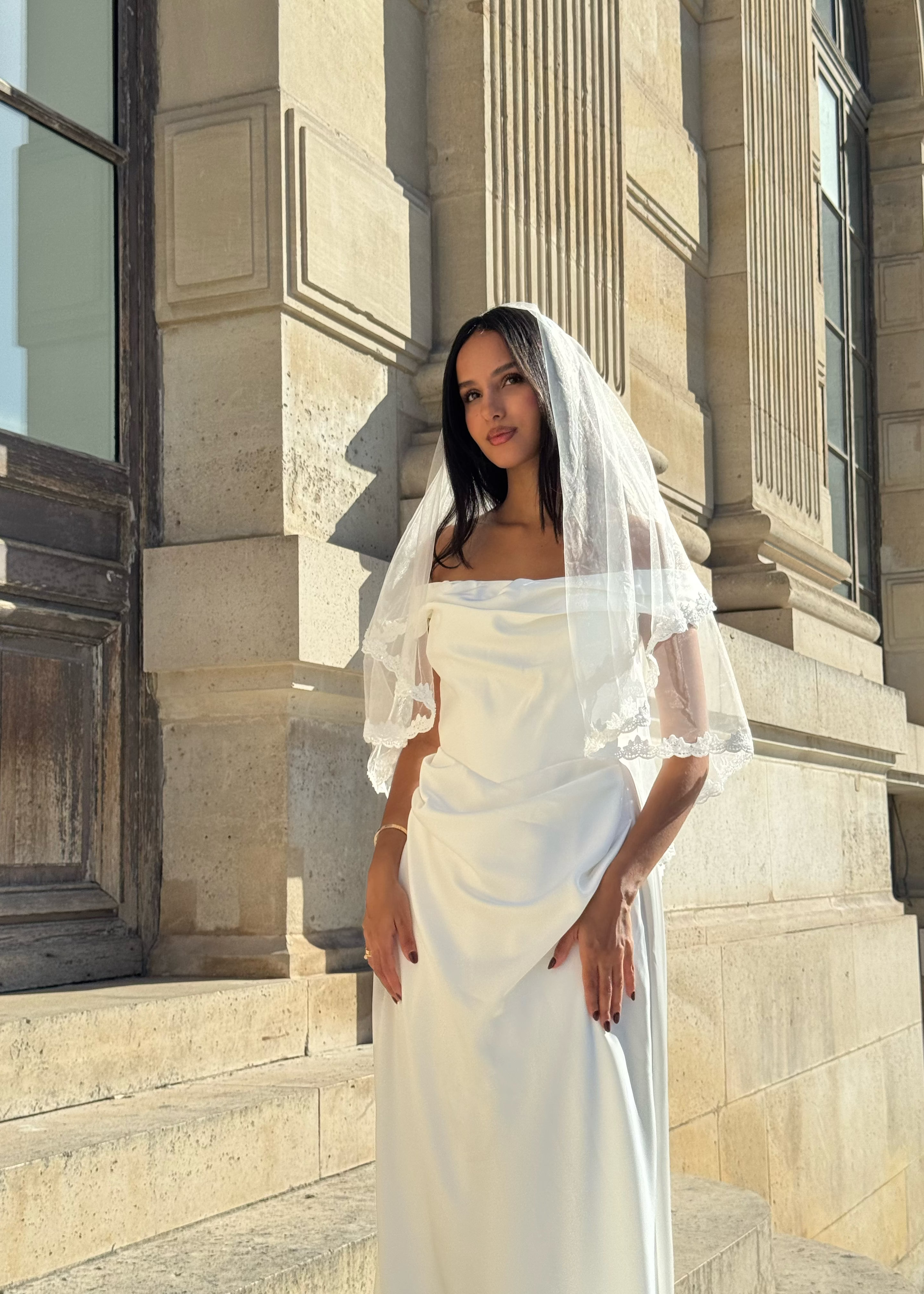 Voile de mariée court avec dentelle florale, fixé à l’arrière de la tête