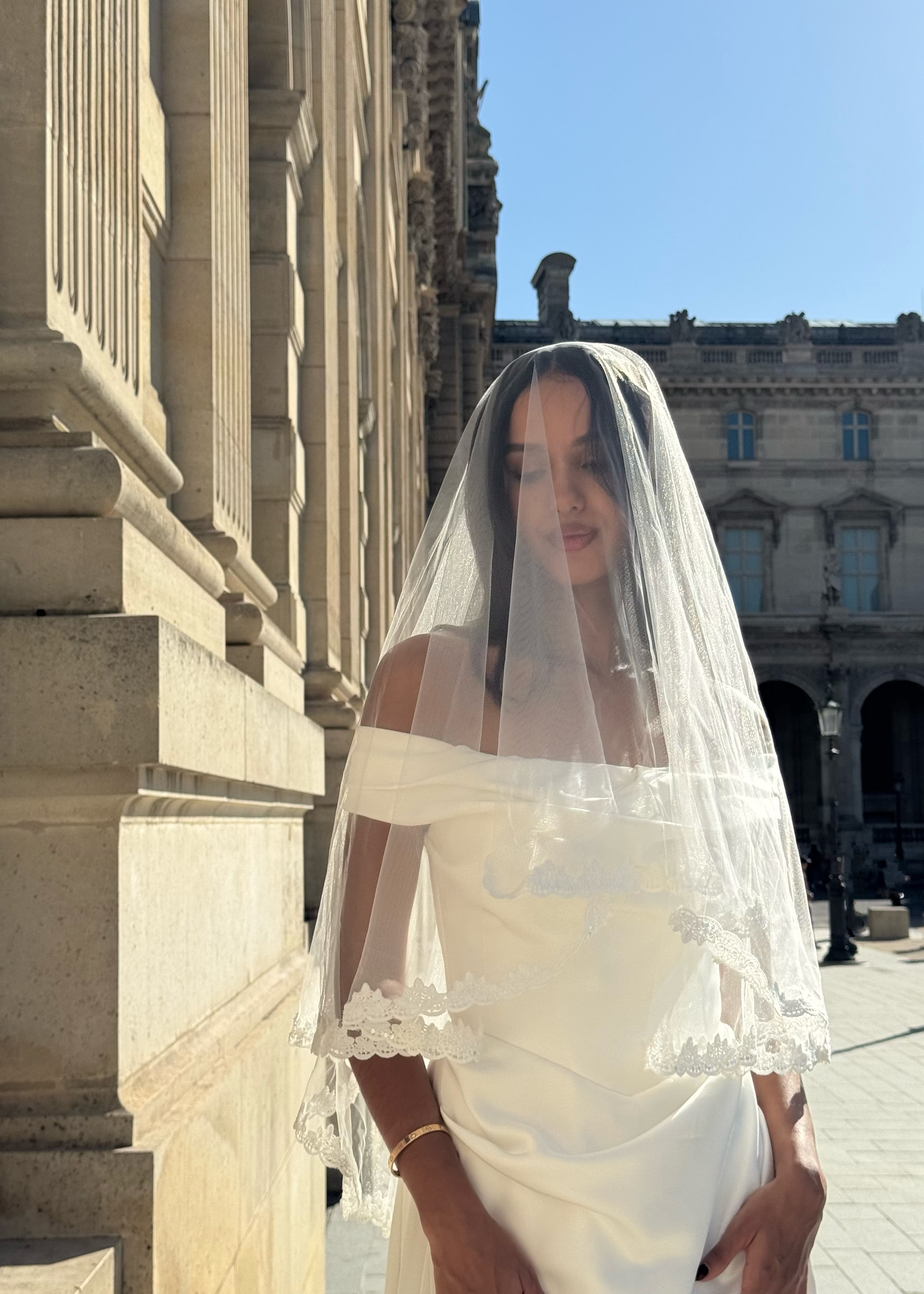 Voile de mariée court avec bordure en dentelle florale, porté sur le visage