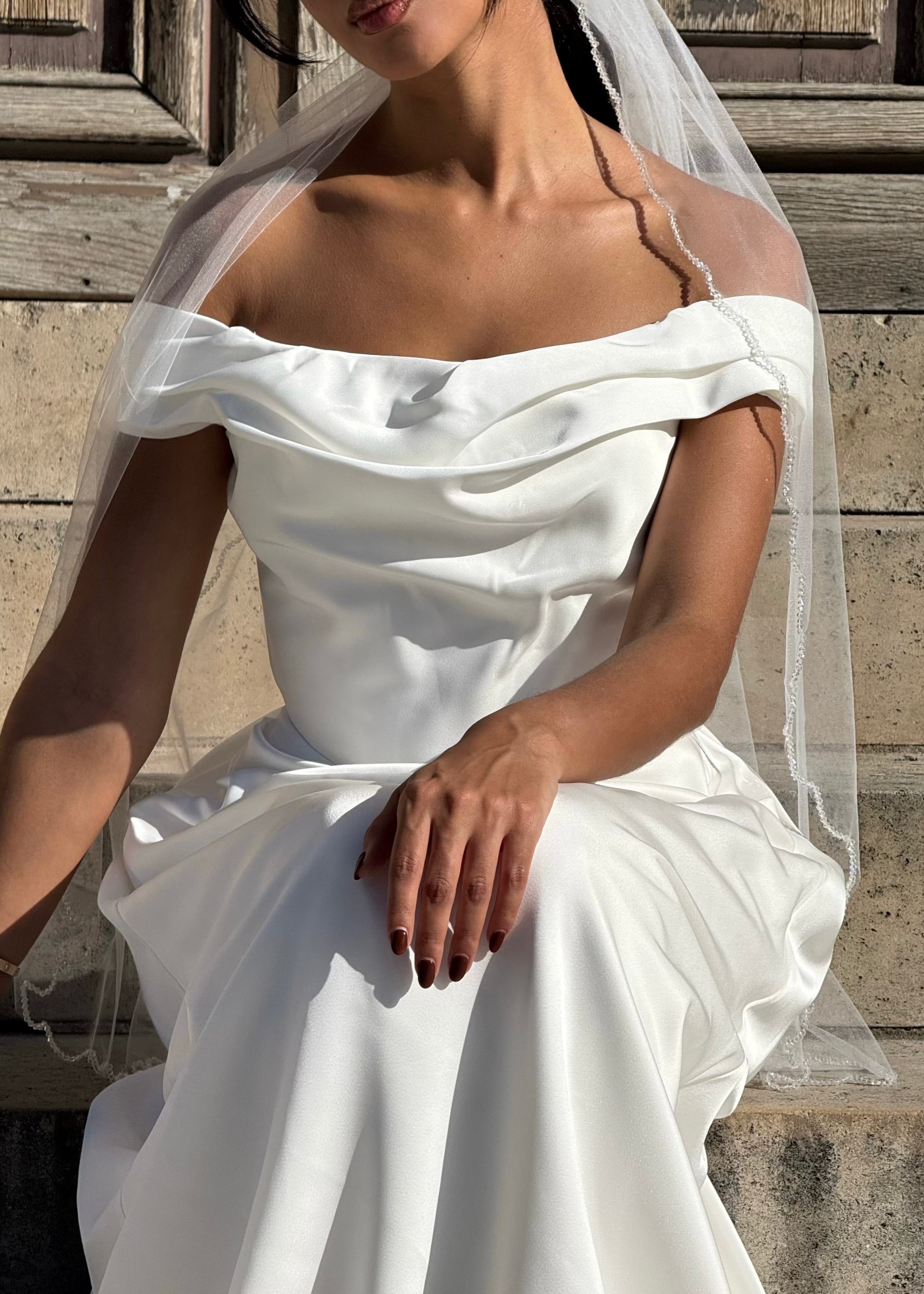 Voile de mariée court en tulle avec finition ondulée, vue de face